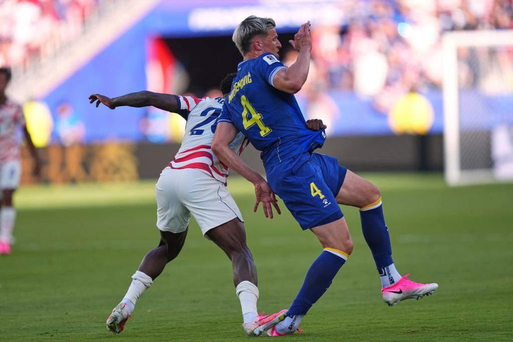 Balogun pisa en el pie de apoyo al bosnio Tarik Muharemovic en un partido del Mundial