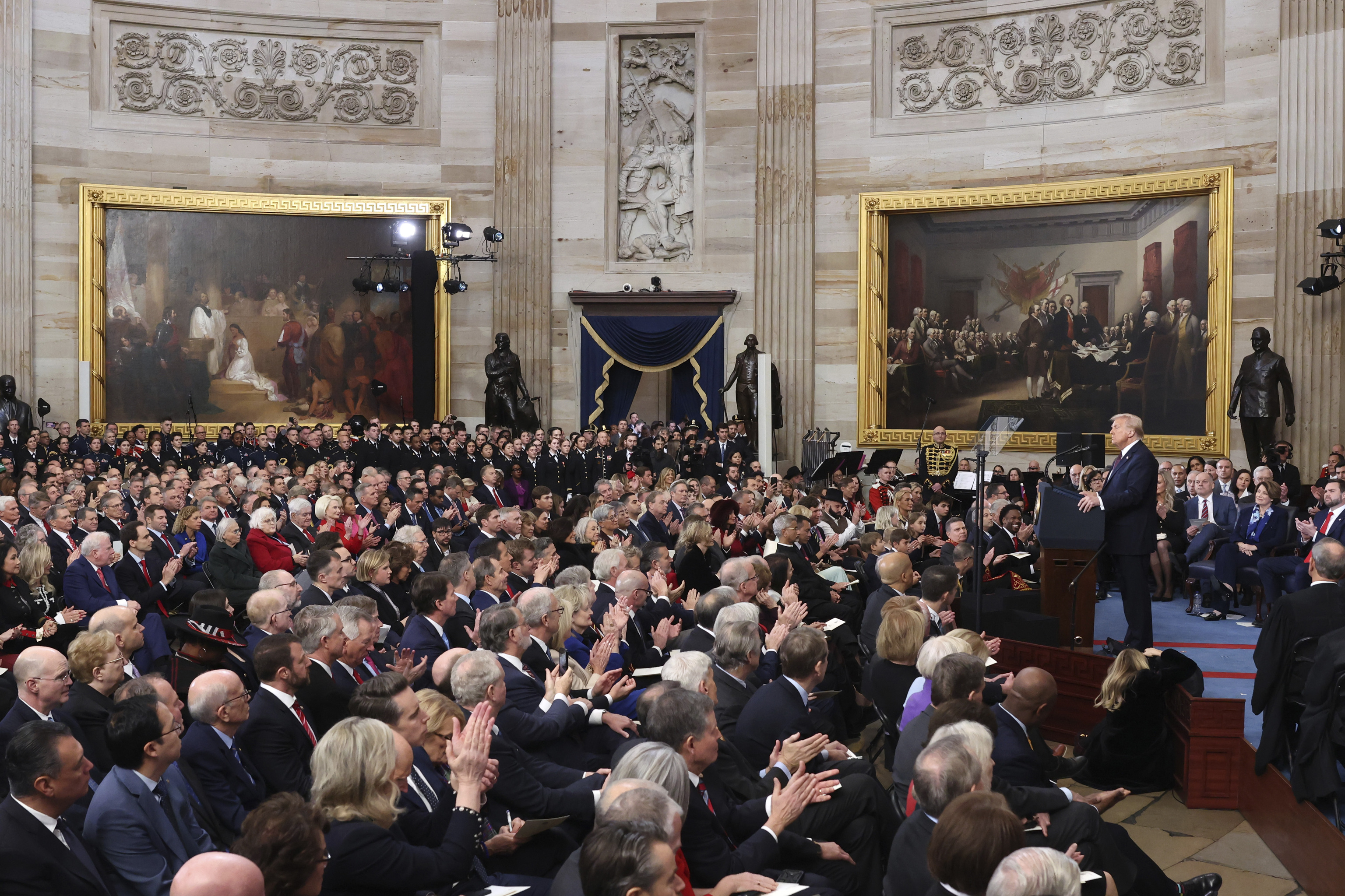 El presidente Donald Trump interviene tras jurar el cargo durante la ceremonia de investidura celebrada en la Rotonda del Capitolio, en Washington, el 20 de enero de 2025.