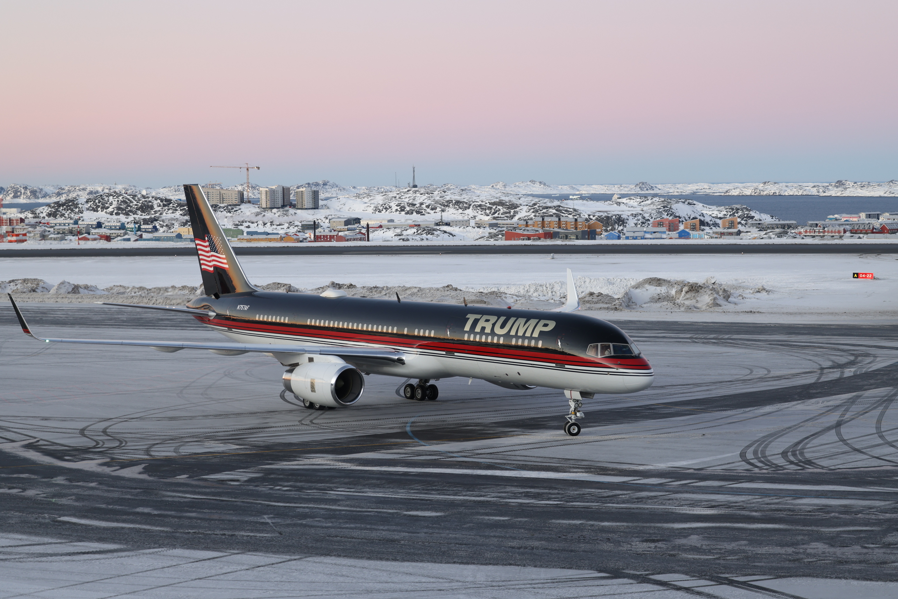 El avión en el que viaja Donald Trump Jr. llega al aeropuerto de Nuuk durante su visita privada a Groenlandia, el 7 de enero de 2025.