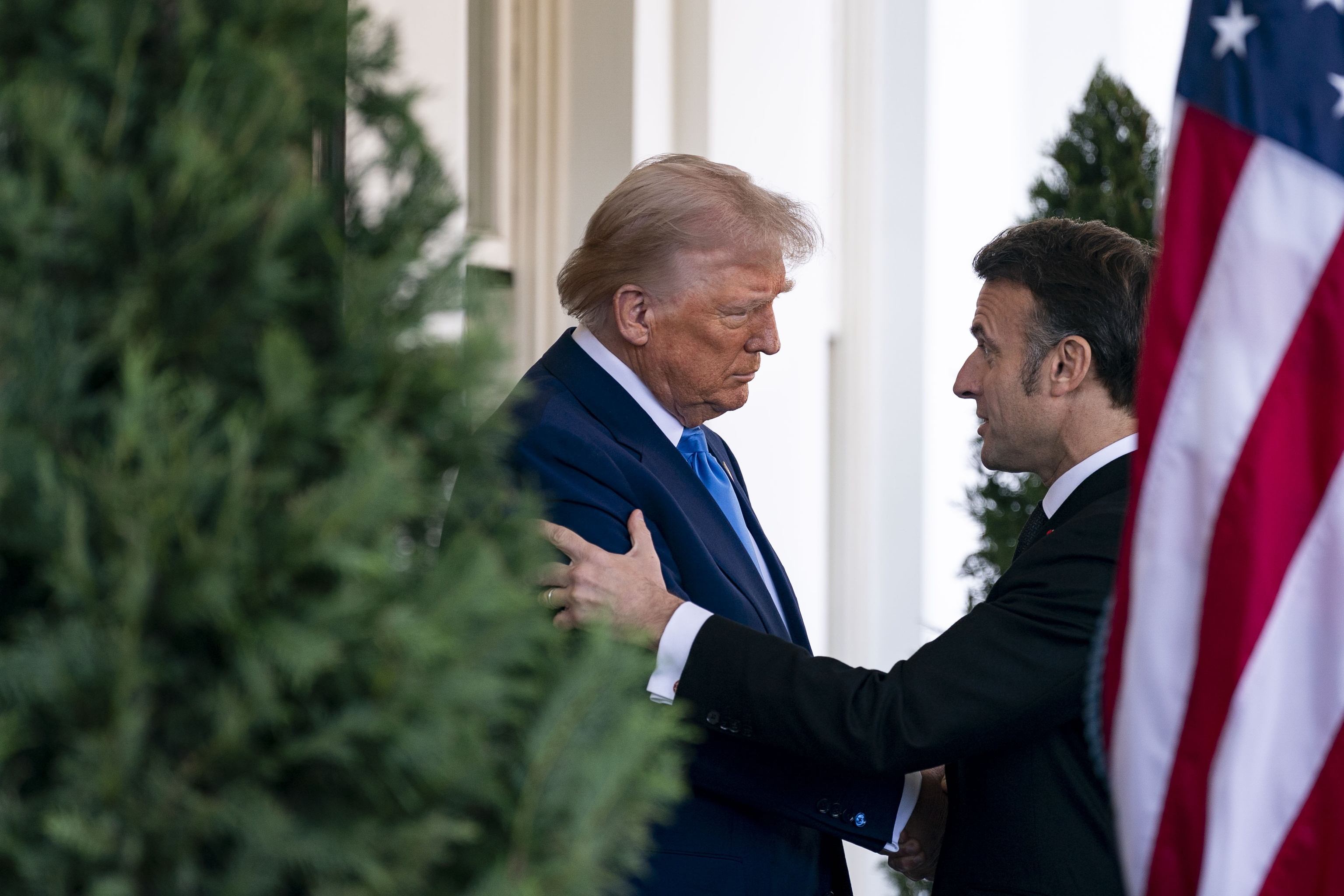 El presidente de Estados Unidos, Donald Trump, recibe al presidente francés, Emmanuel Macron, a su llegada a la Casa Blanca para mantener una reunión bilateral, en Washington.