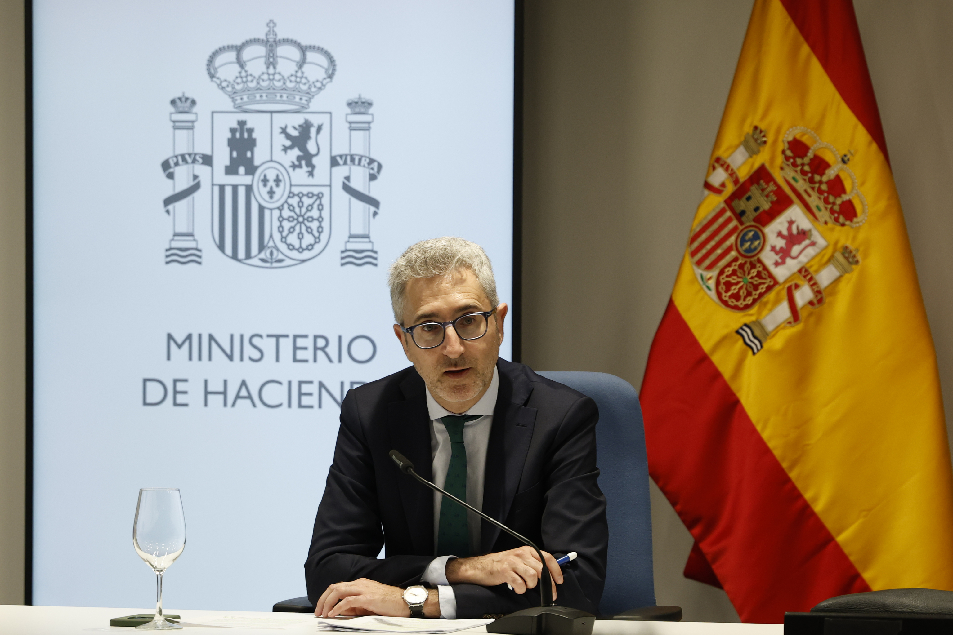 El ministro Arcadi España quita hierro a la dimisión en cadena de la cúpula de la Agencia Tributaria y anuncia que nombrará sucesor este martes: "Es la normalidad"