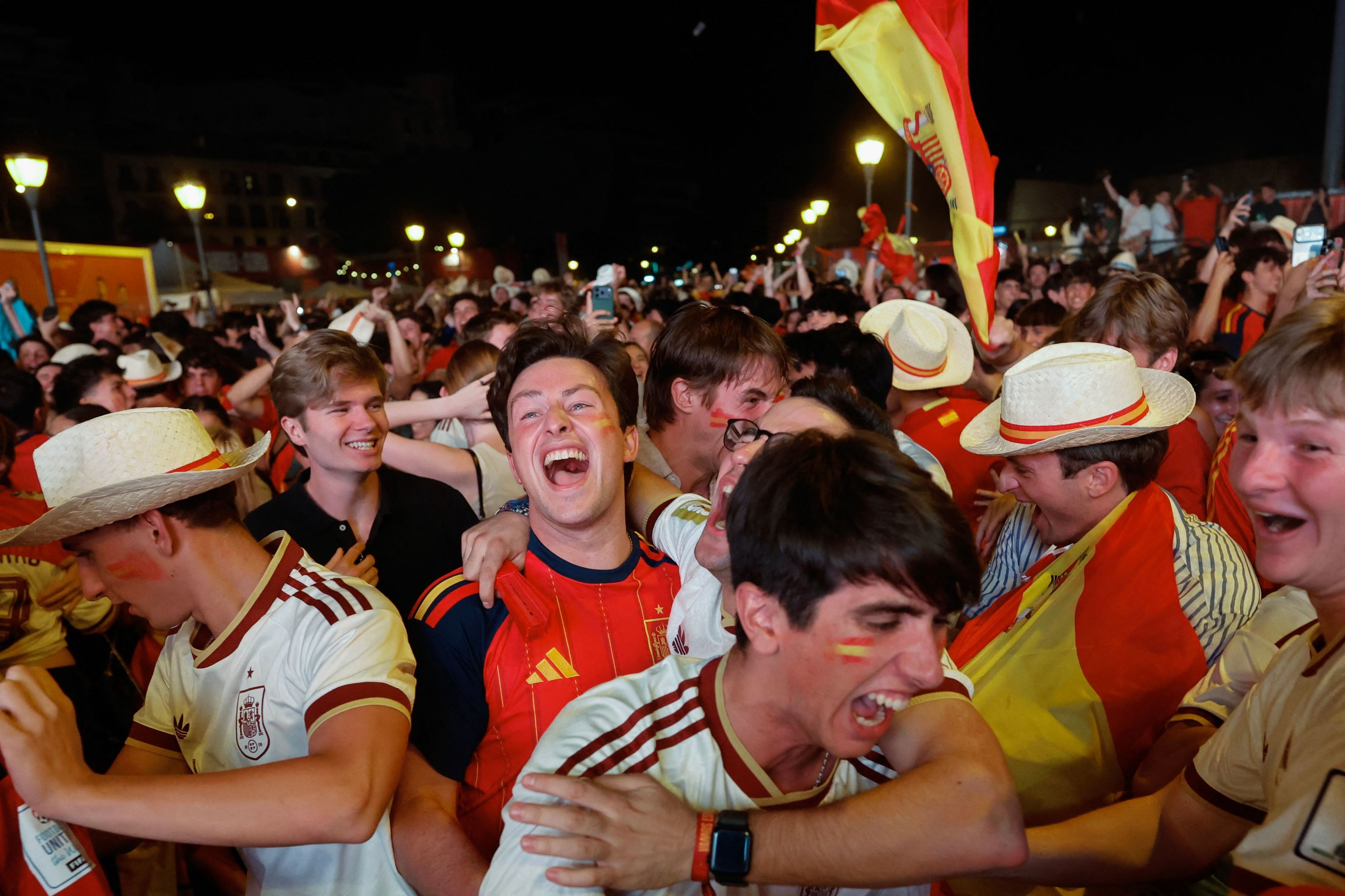 Aficionados celebran la victoria de Espa