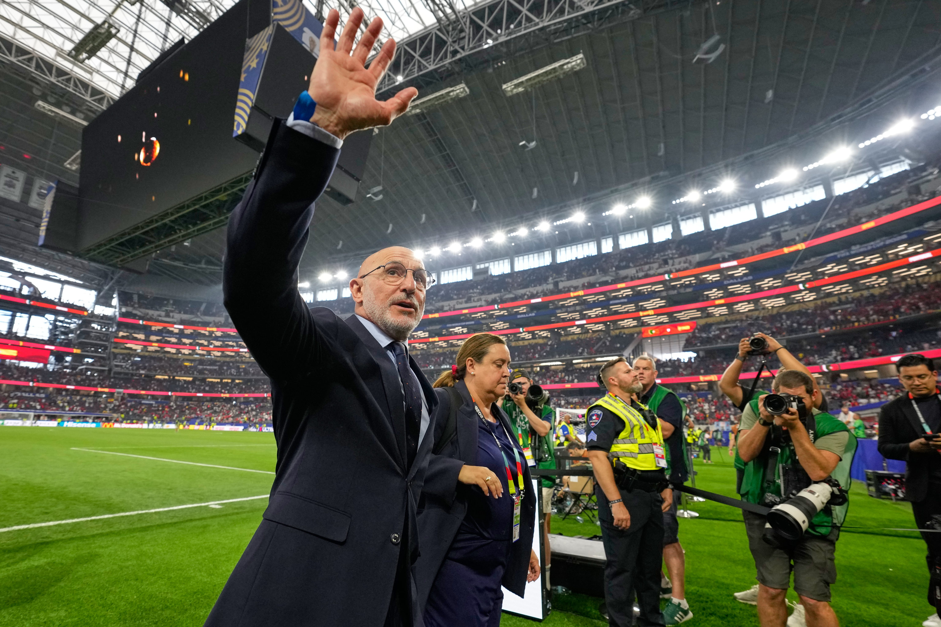 Luis de la Fuente abandona el Dallas Stadium el lunes.