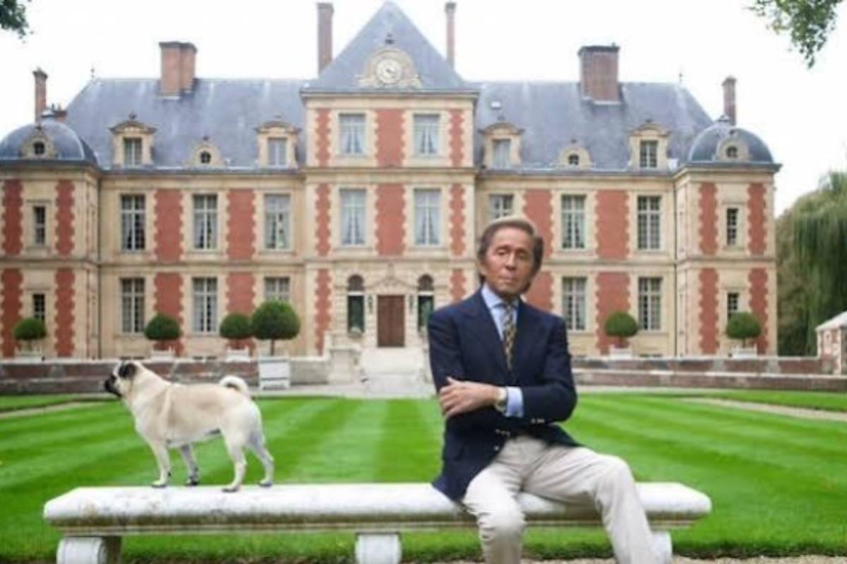 Valentino posa delante del castillo renacentista de Wideville.