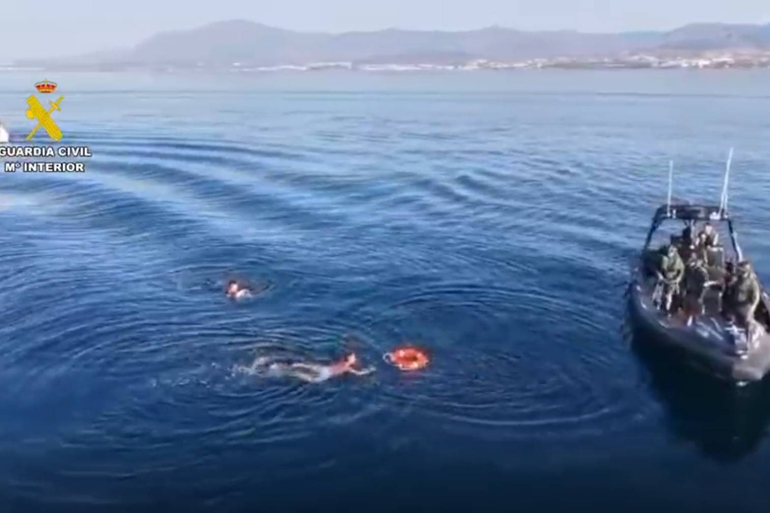 Momento en el que la Guardia Civil rescata a los dos pescadores.