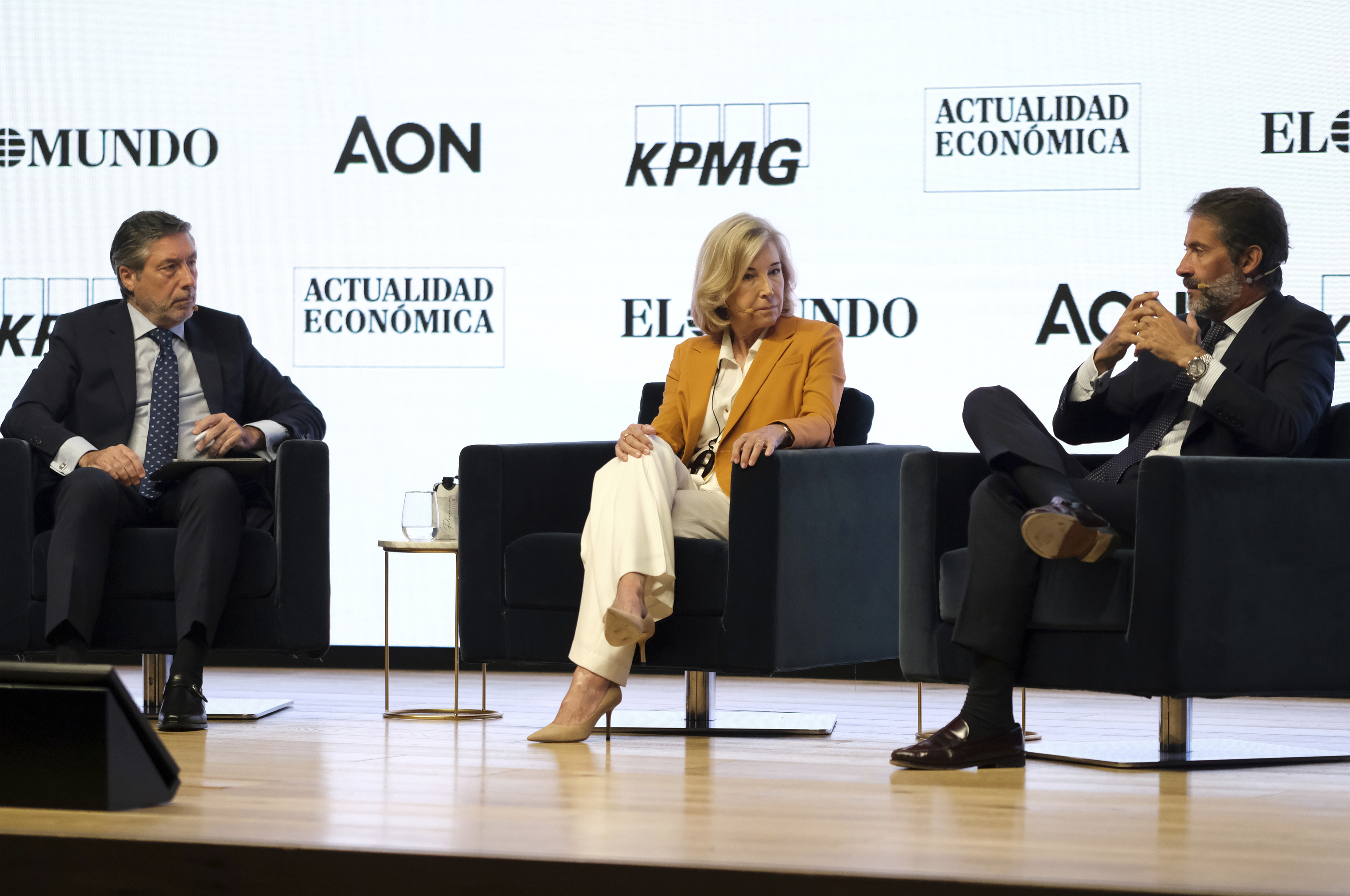 Pedro León y Francia (i), María Dolores Dancausa y Juanjo Cano.