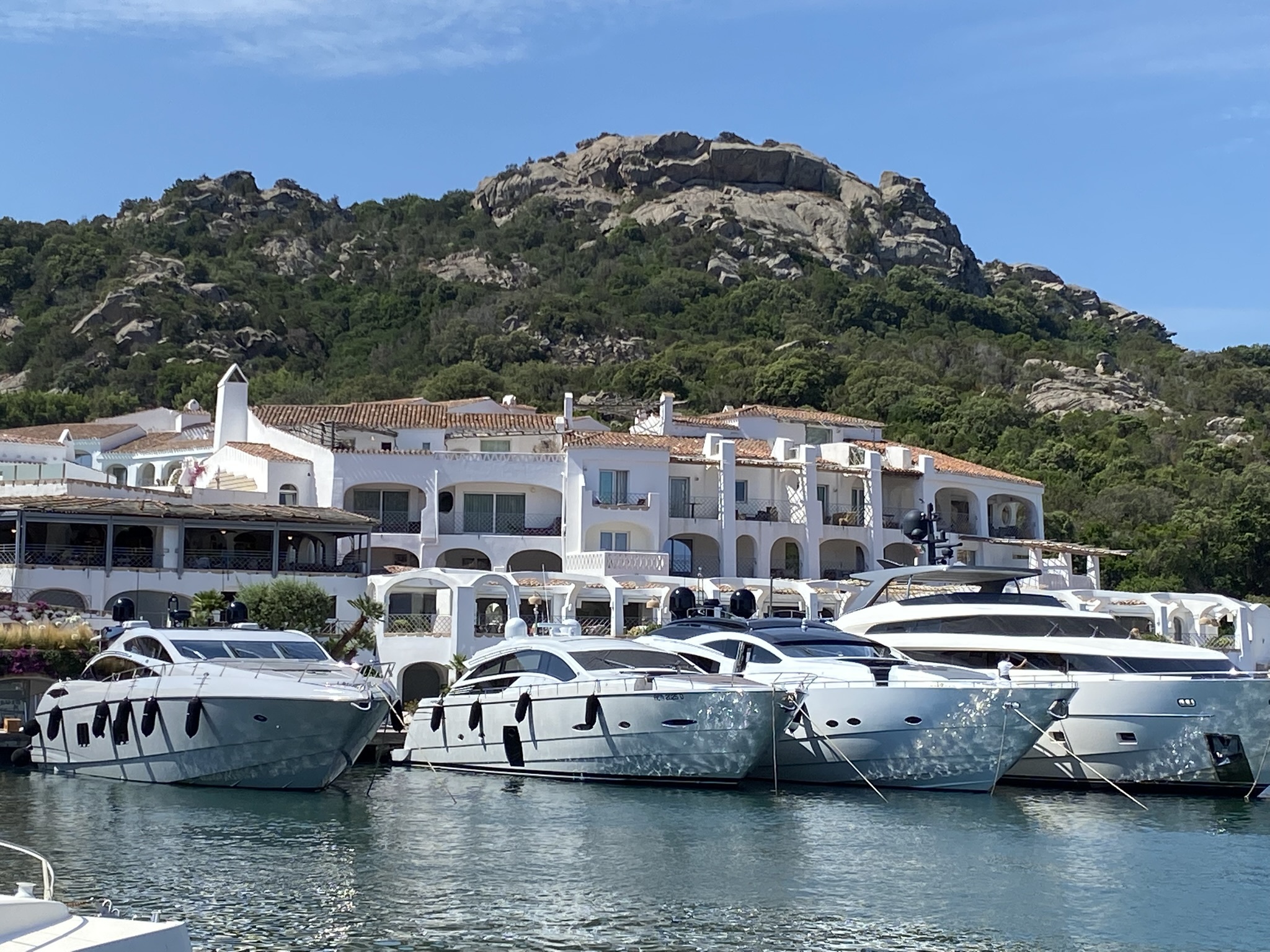 Vista del W Sardinia-Poltu Quatu desde la marina.