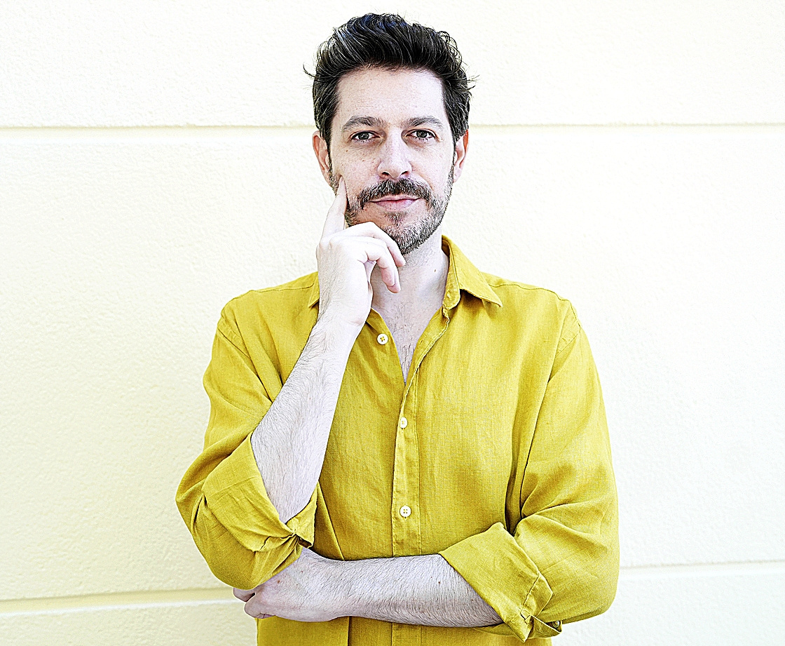 César Andrés Baciero, comunicador: "Las monarquías hoy se quieren presentar como clase media"