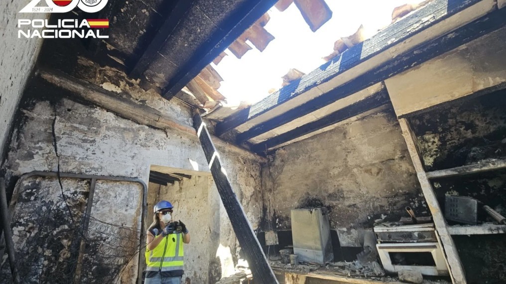 Detenido por amenazar con un hacha a su hijo, arrestado por incendiar una casa.