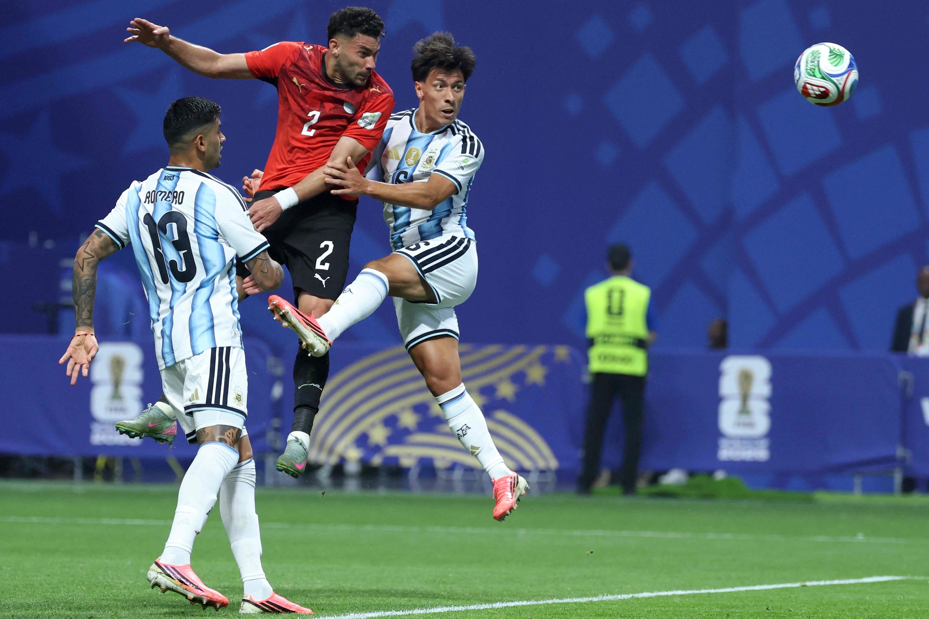 Yasser Ibrahim marque de la tête et donne l'avantage à l'Égypte (0-1).
