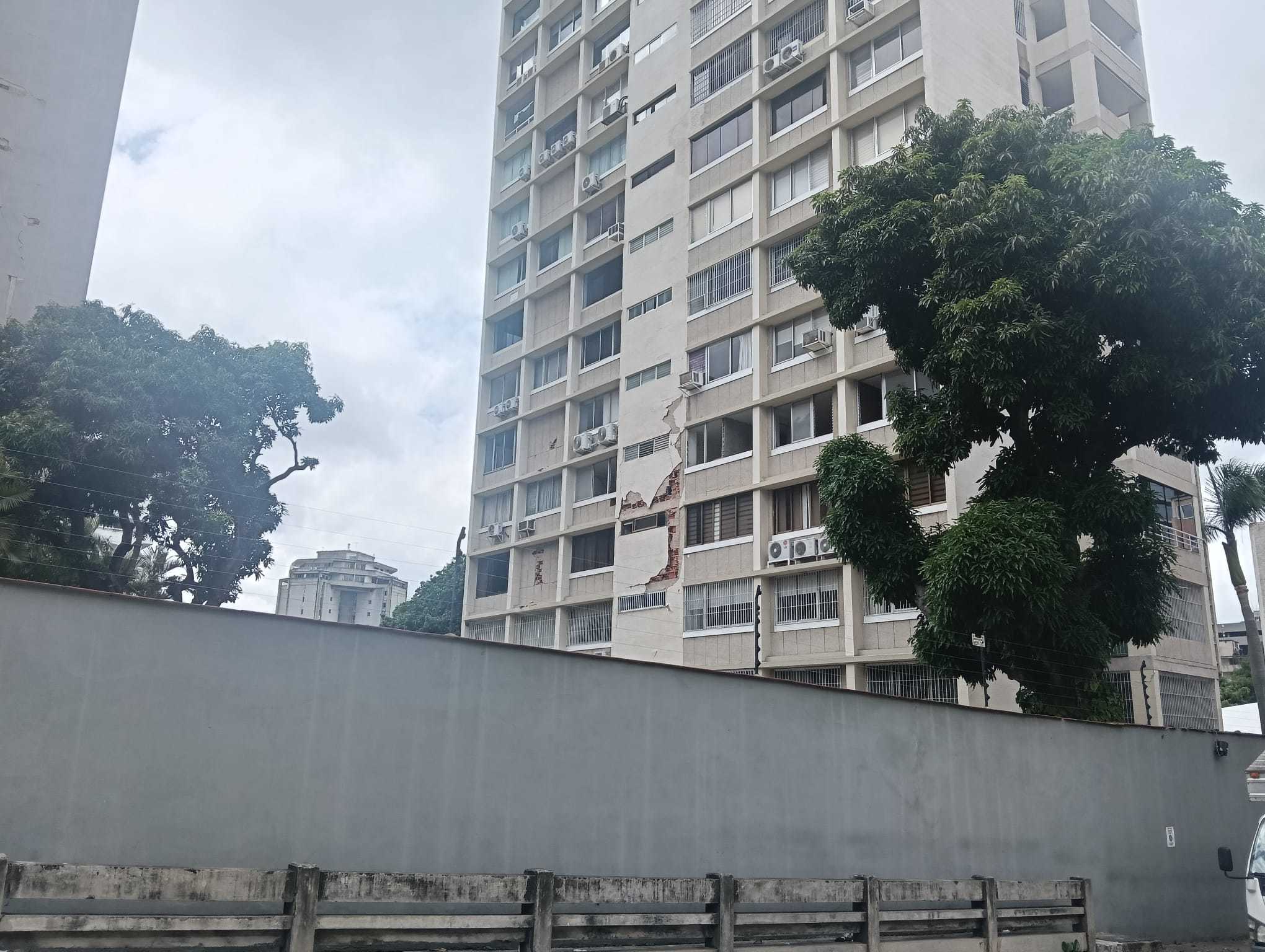 Un edificio con grietas debido a los terremotos en Venezuela.