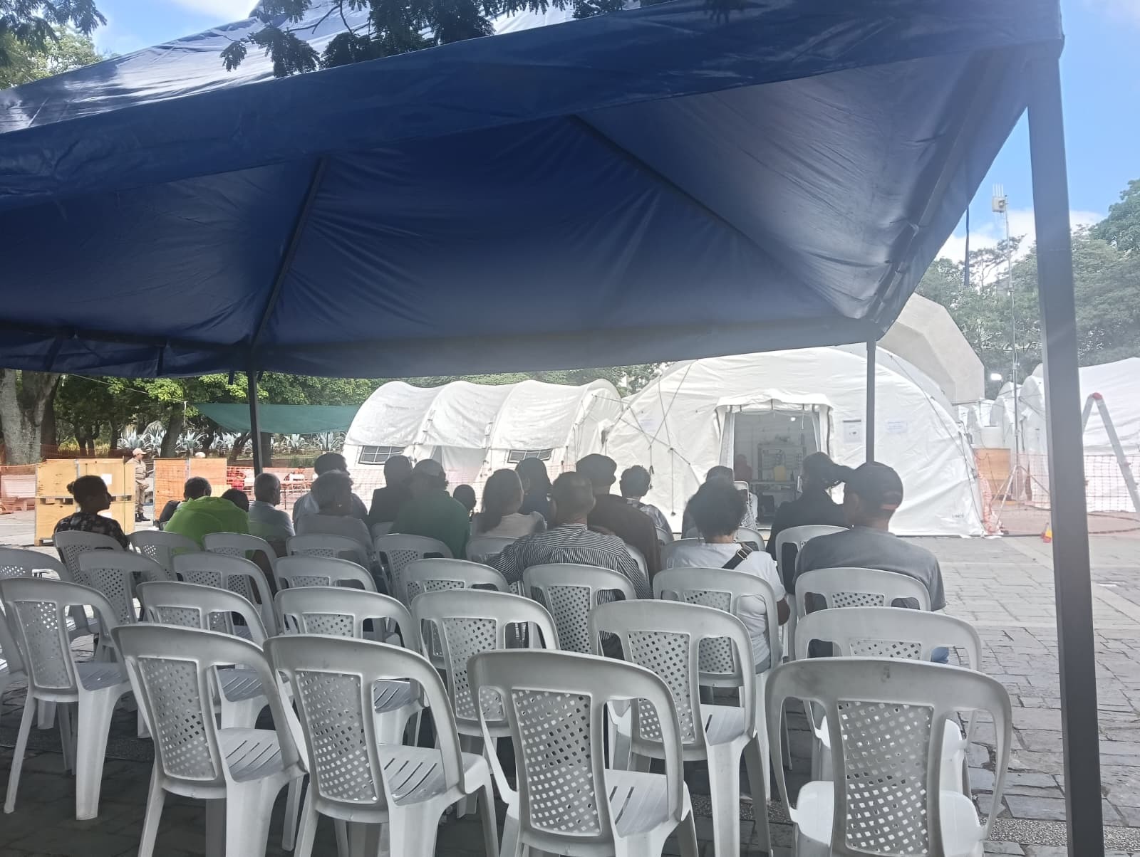 Un grupo de personas esperan para ser atendidas en el hospital.