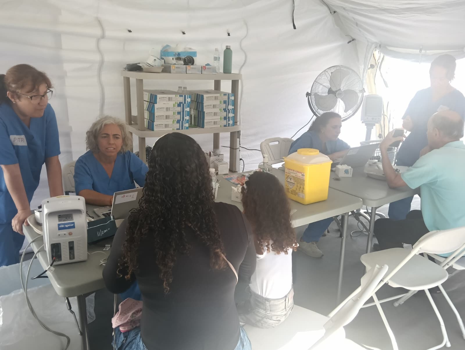 El personal médico asiste a las víctimas de la tragedia en Venezuela.
