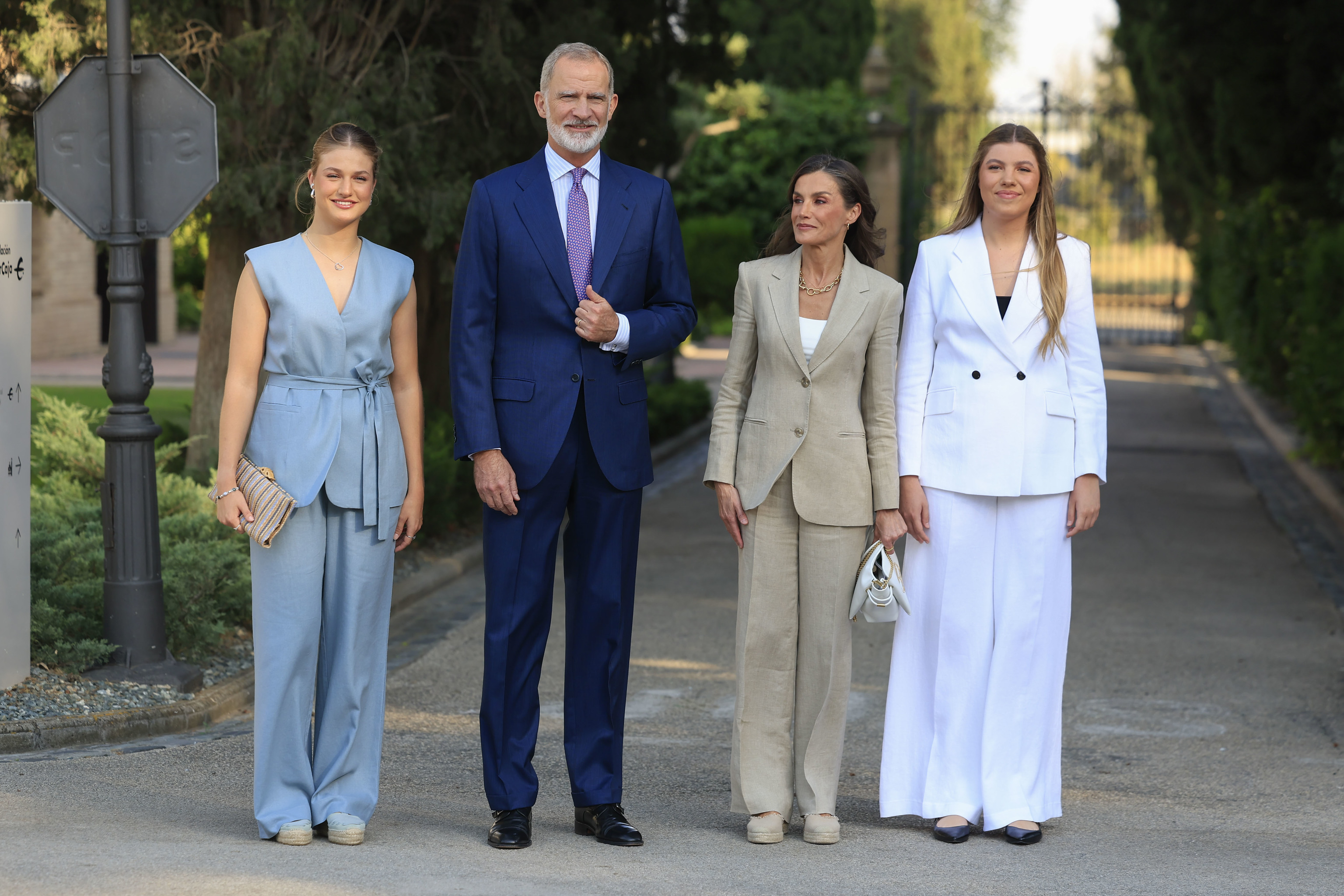 La Infanta, apoyada por sus padres y su hermana