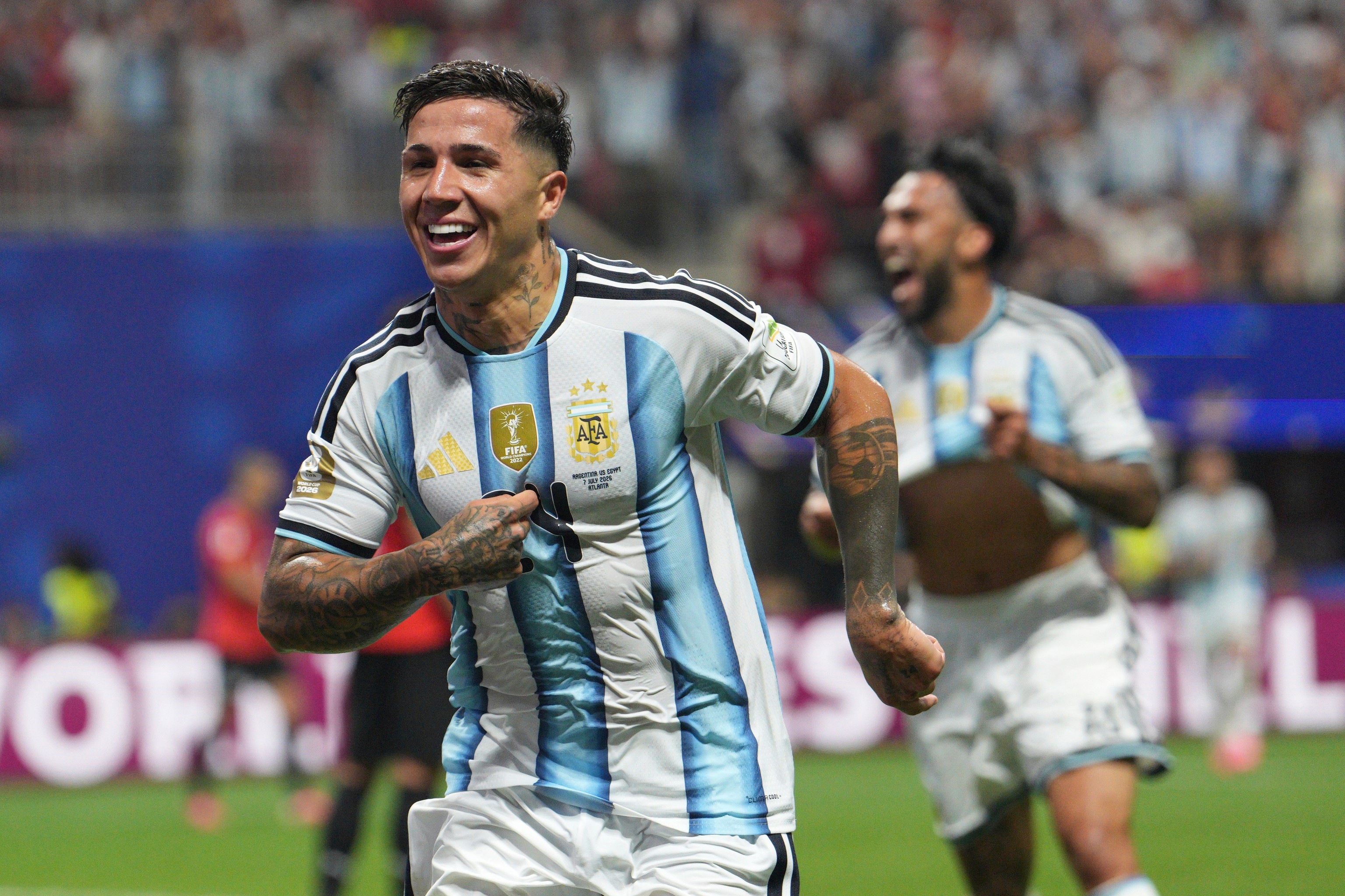 Enzo Fern�ndez celebra el tercer gol  de Argentina a Egipto.