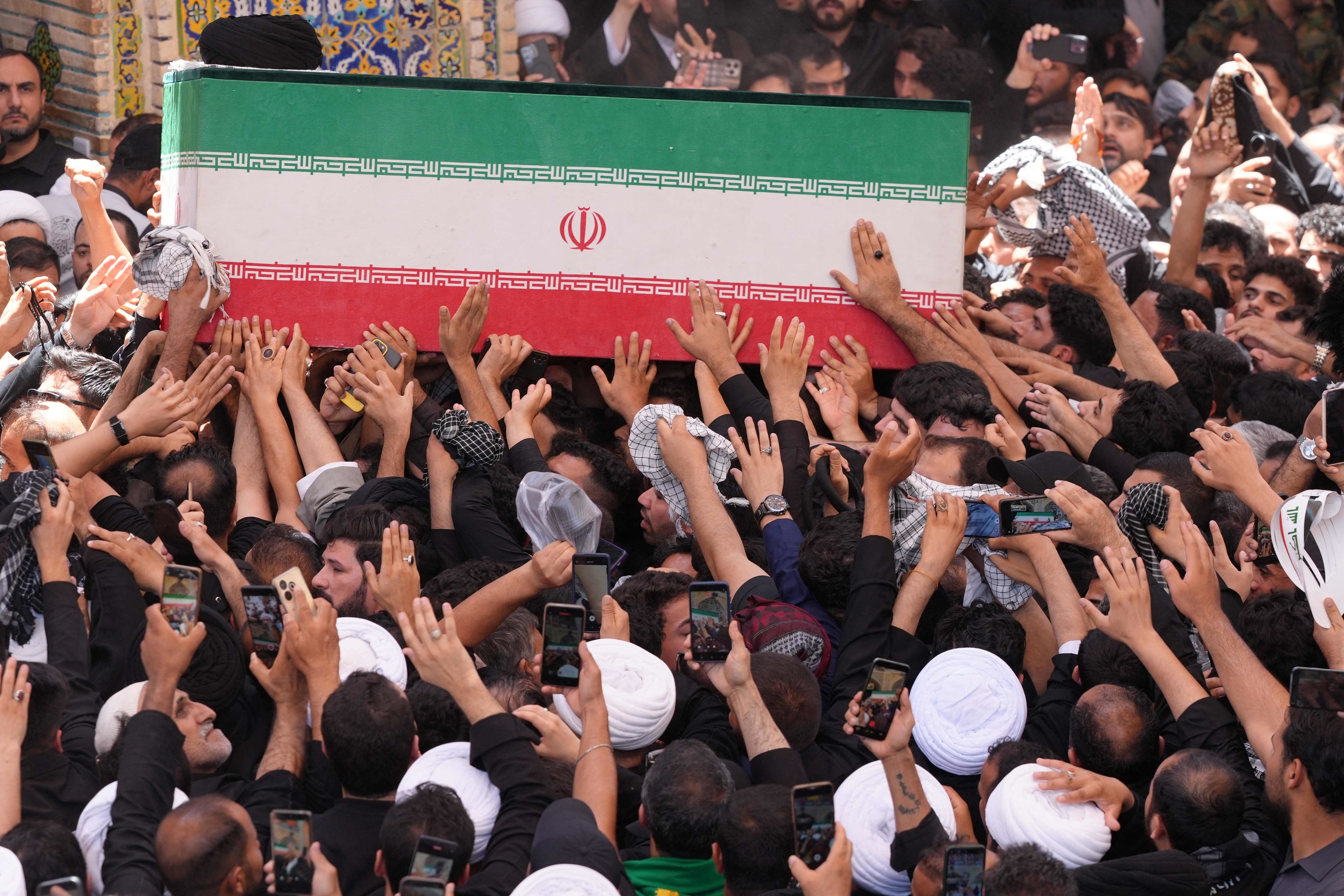 El féretro del anterior líder supremo de Irán, Ali Jamenei, ayer,  en el santuario del imán Alí, en la ciudad santa iraquí de Nayaf.