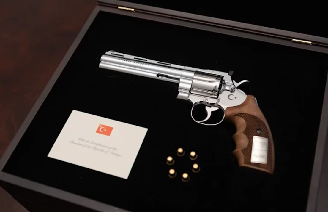 Edogan regaló una pistola con 6 balas a los líderes de la OTAN: la de Sánchez la custodia Interior para inutilizarla y almacenarla | España