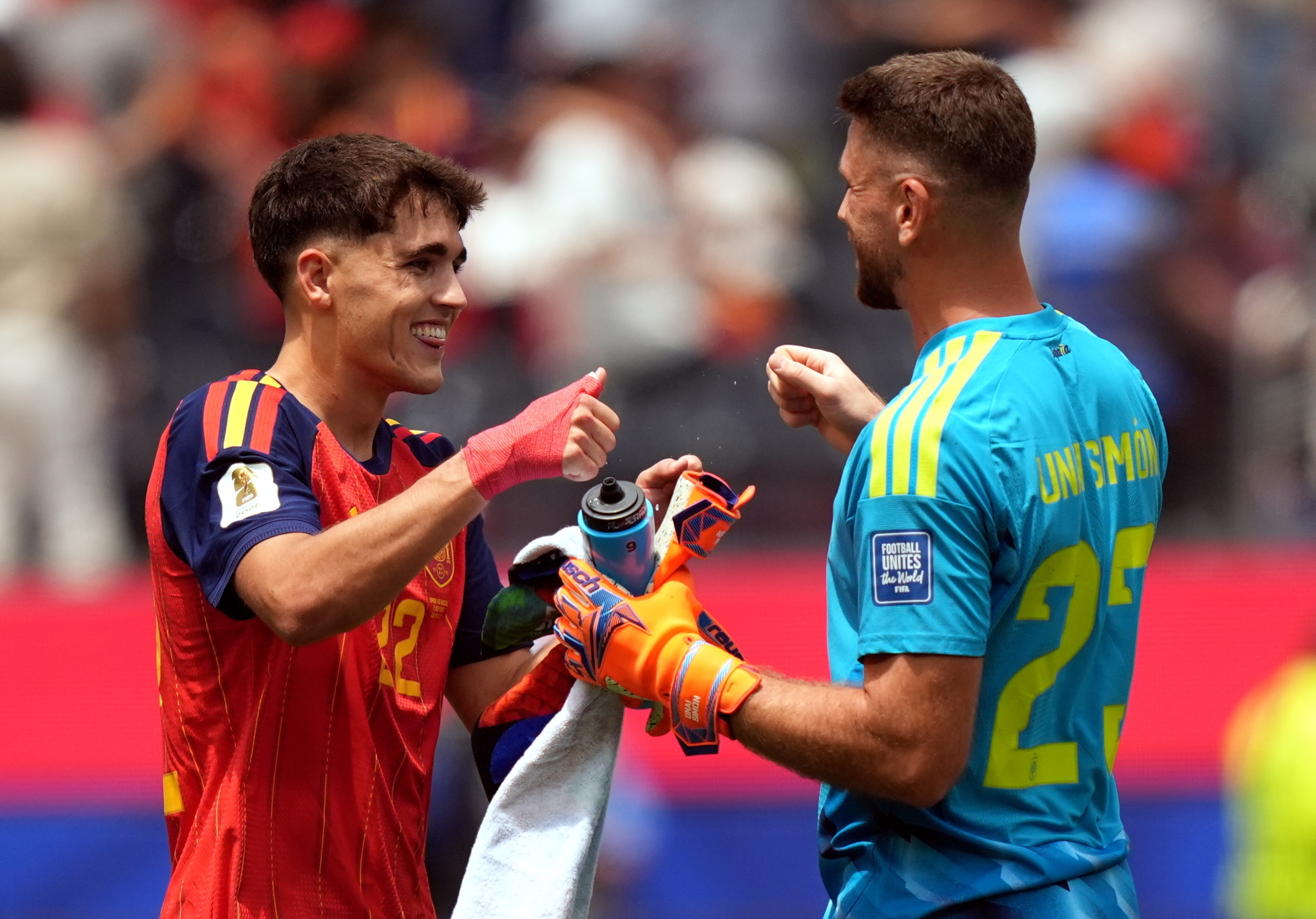 Cubarsí y Unai Simón, tras la victoria ante Austria.