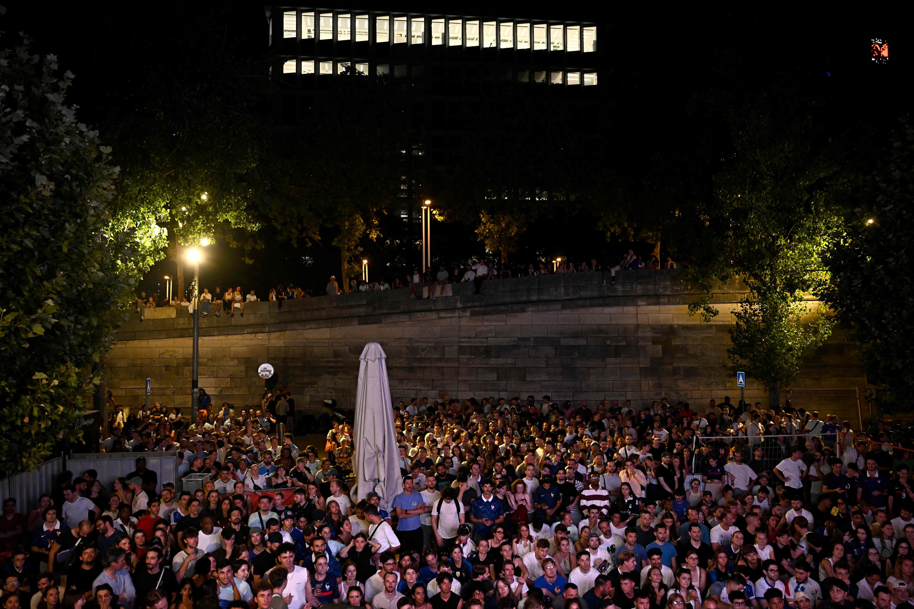 Hinchas franceses, el jueves, en el Quai de la Rapée de París.