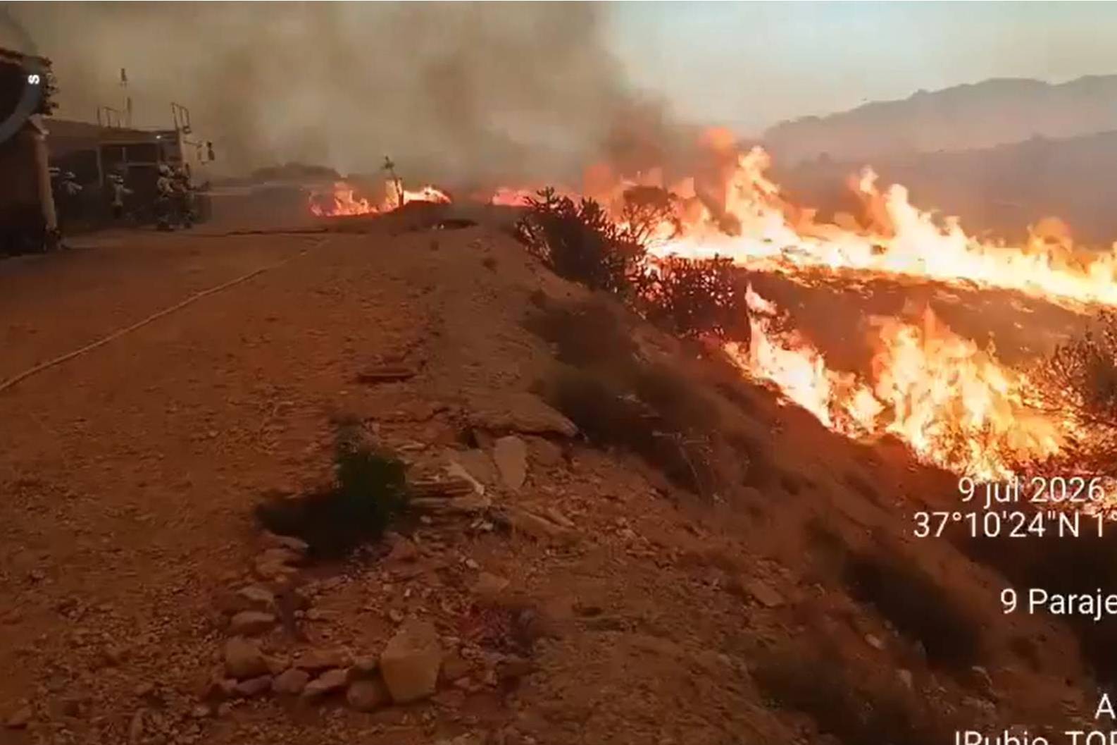 Las llamas del incendio de Los Gallardos cercan una vivienda.