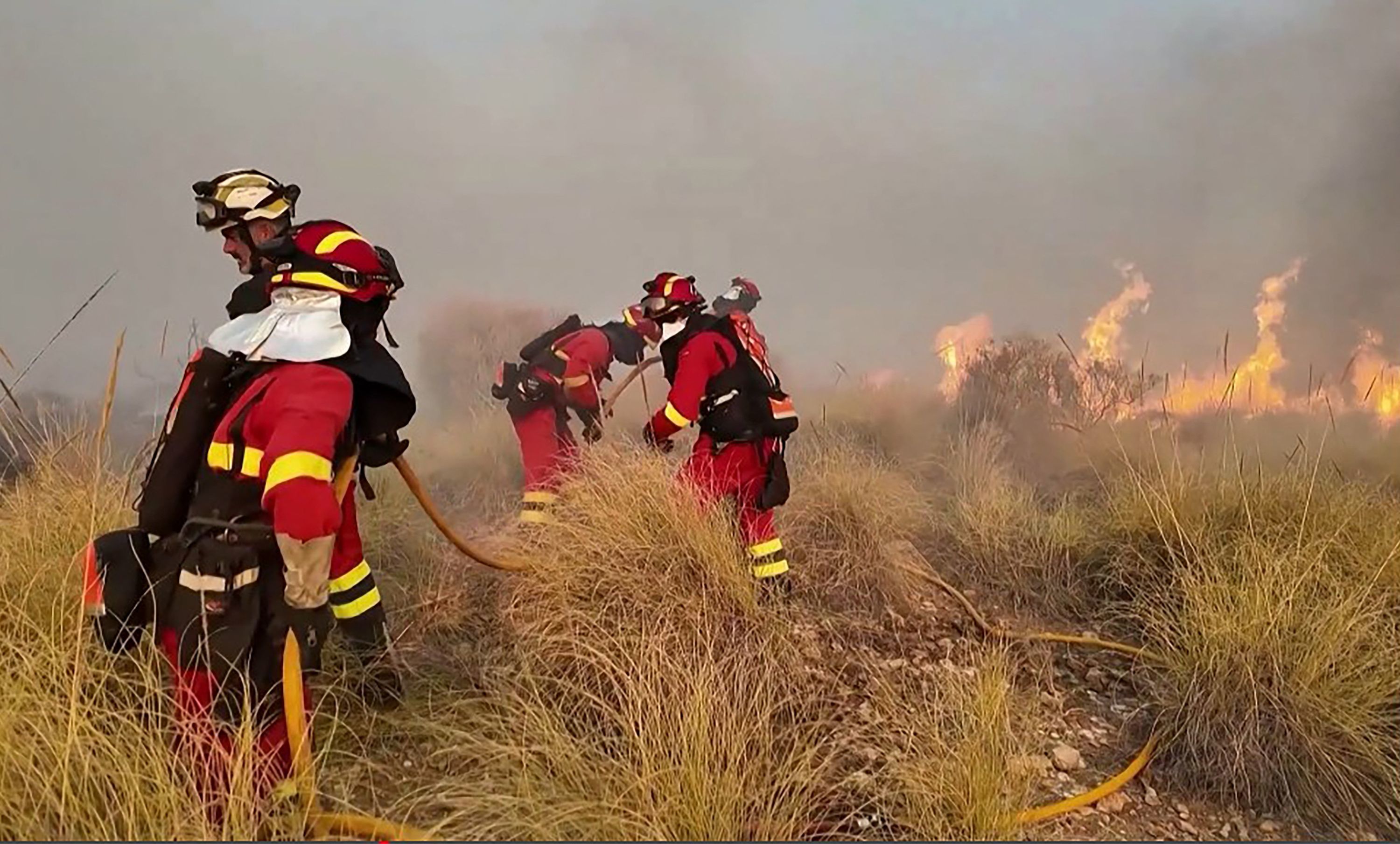Bomberos luchando contra las llamas en Almería.