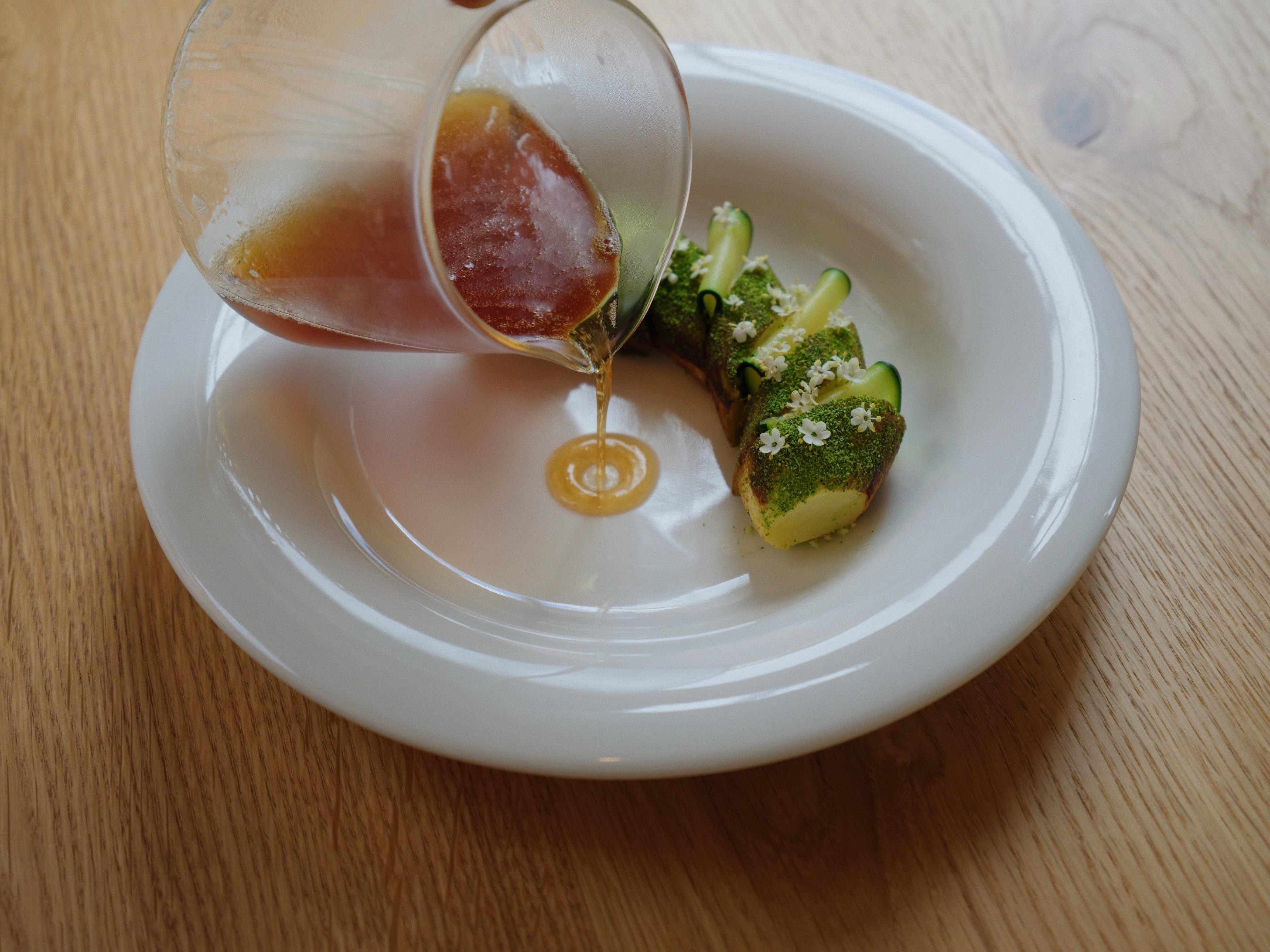 Flor de calabac�n y sauco con caldo de jud�as verdes secas del restaurante Flor.