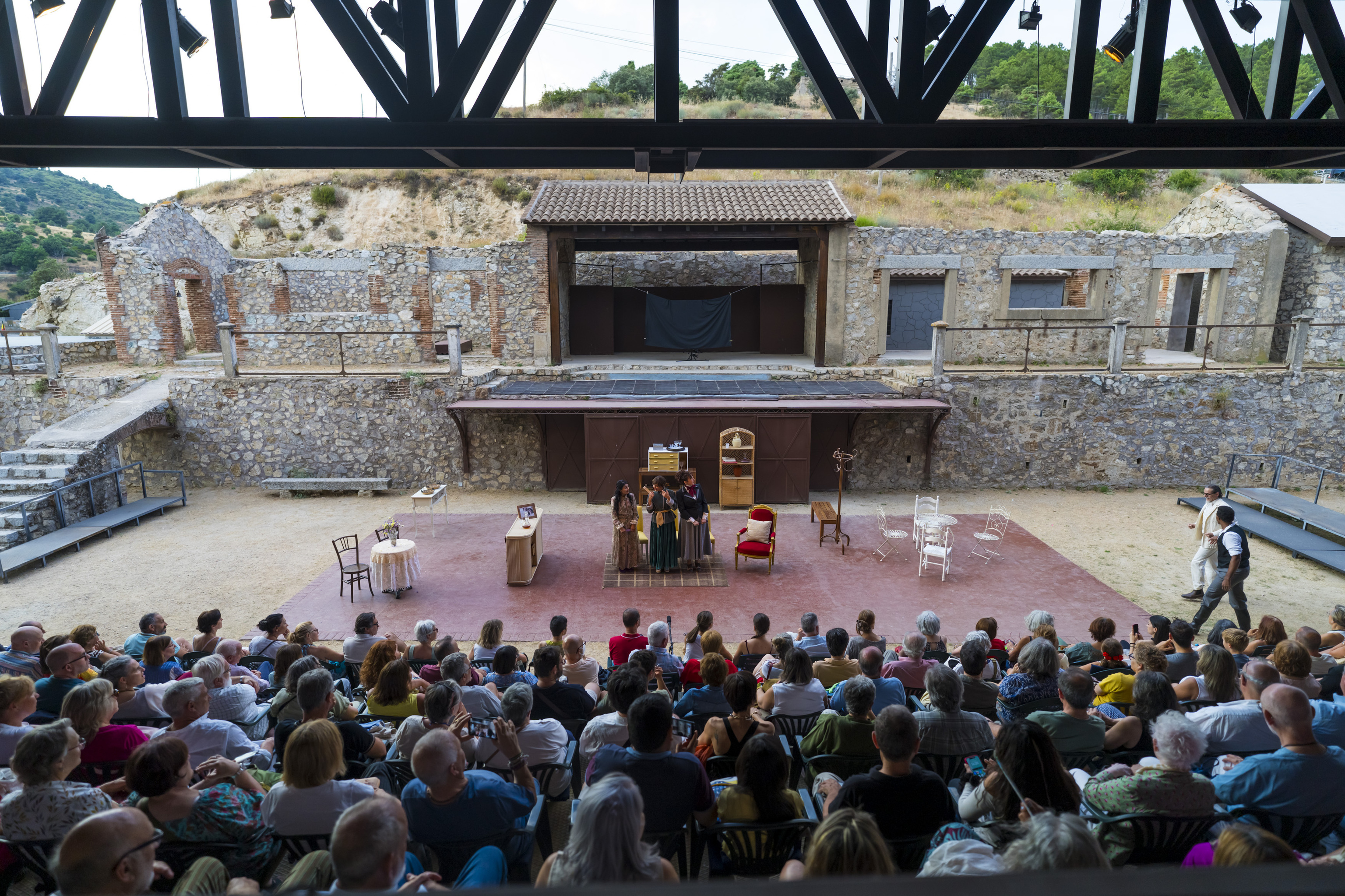Un centenar de personas ve 'La loca de la casa' en el Teatro la Antigua Mina, el pasado domingo.