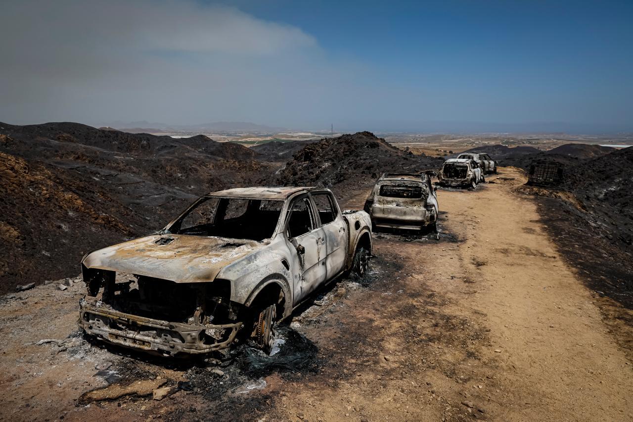 Coches calcinados en los que intentaron huir las víctimas del incendio.