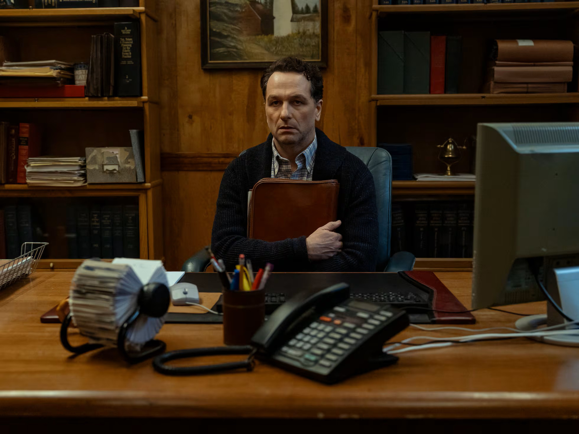 Mathew Rhys, en una escena de la serie 'La maldición de Widow's Bay'.