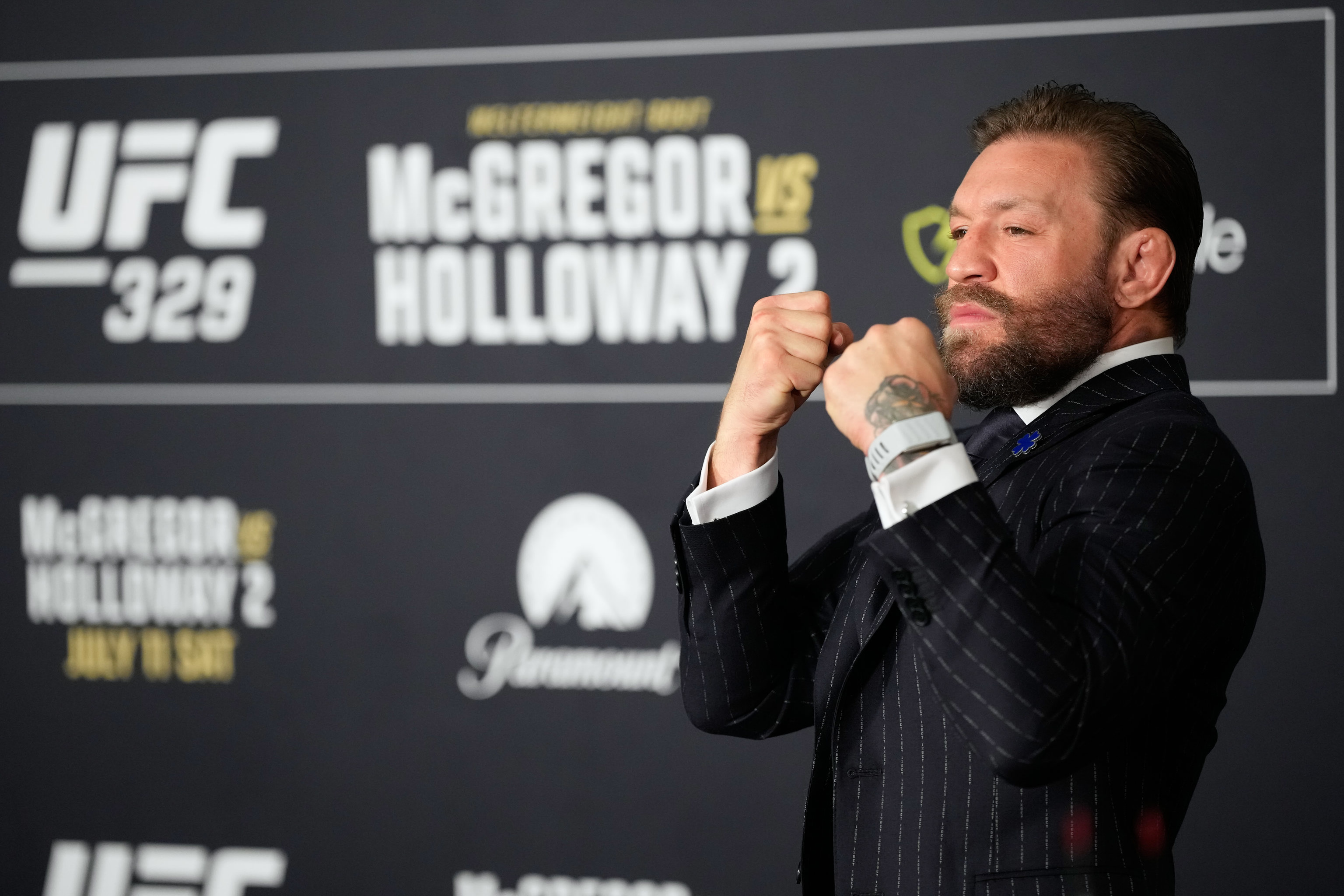 McGregor posa en la previa de la pelea ante Holloway.