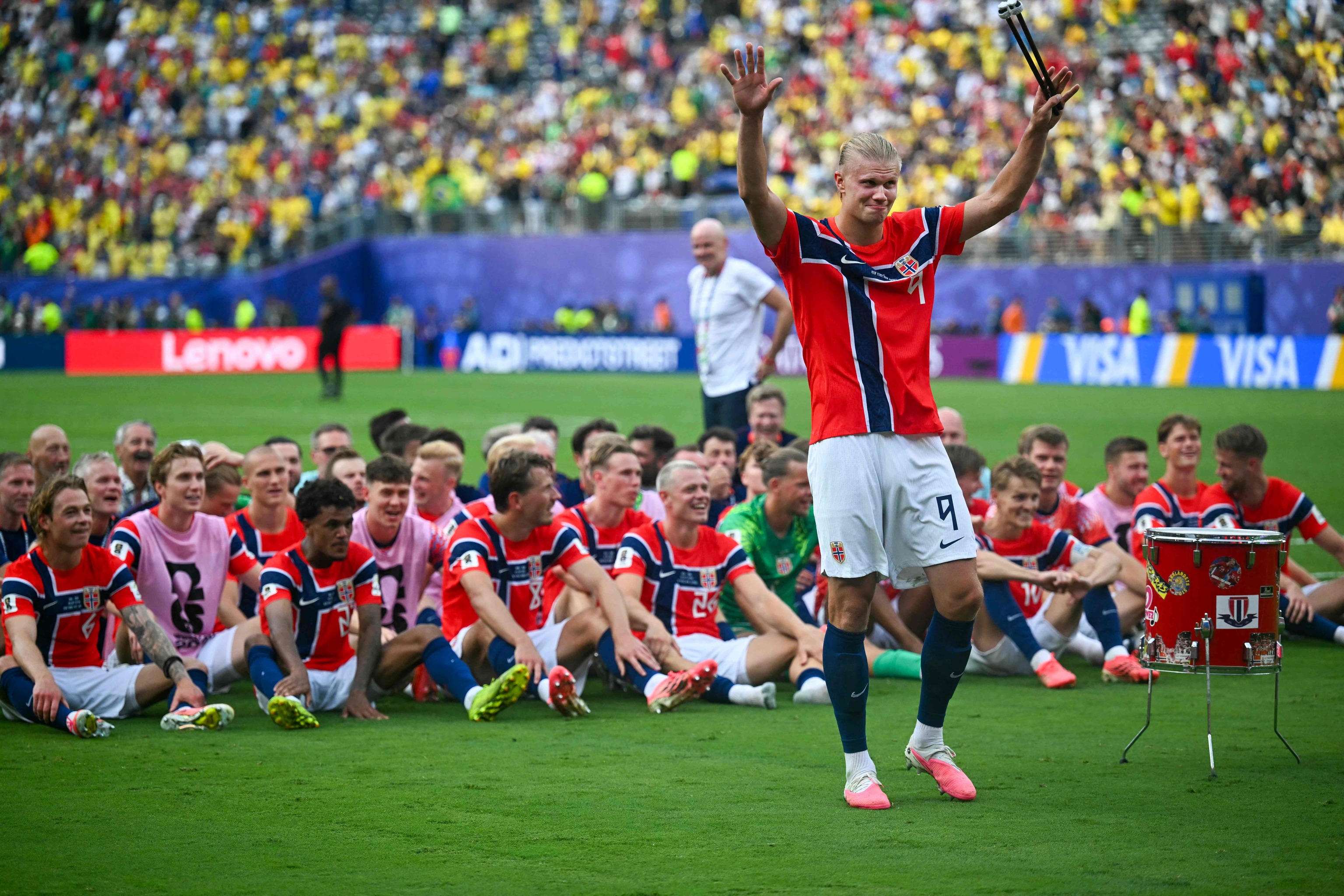 Haaland dirigiendo la celebración de Noruega tras vencer a Brasil