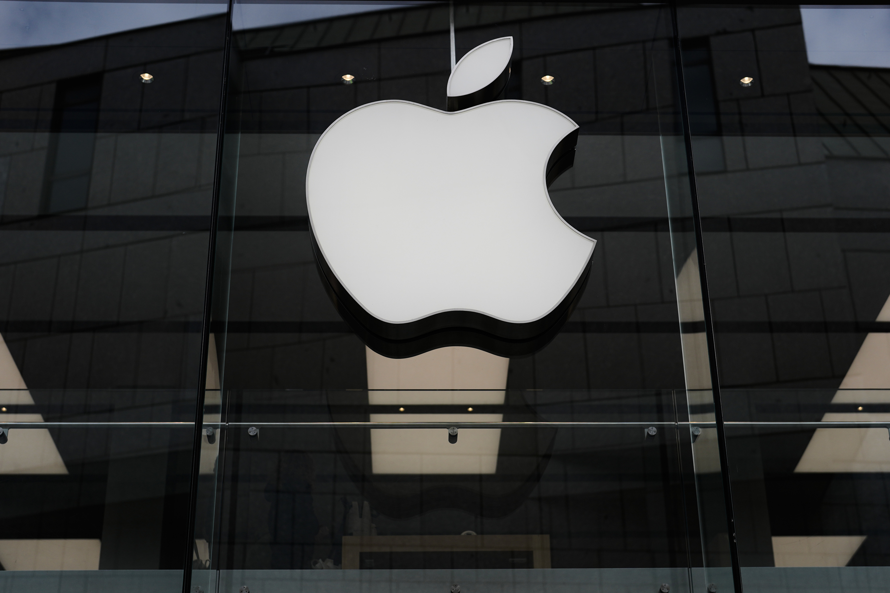 El logo de  Apple en una tienda de la marca en Munich, el 2 de abril de 2026.