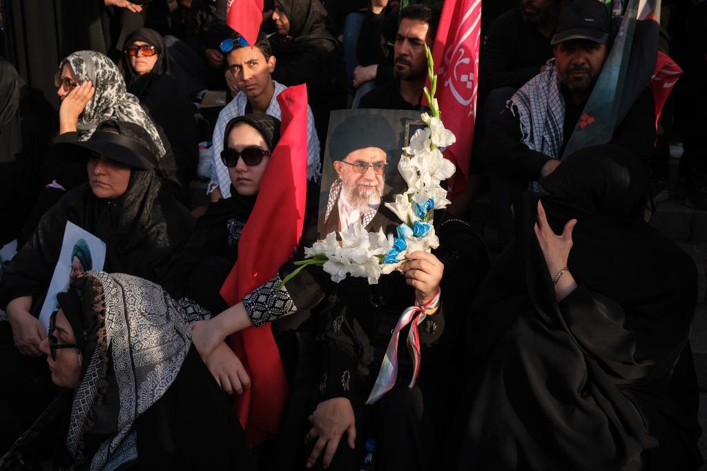 Un grupo de mujeres asiste a los rezos funerarios del asesinado líder supremo de Irán Ali Jamenei.