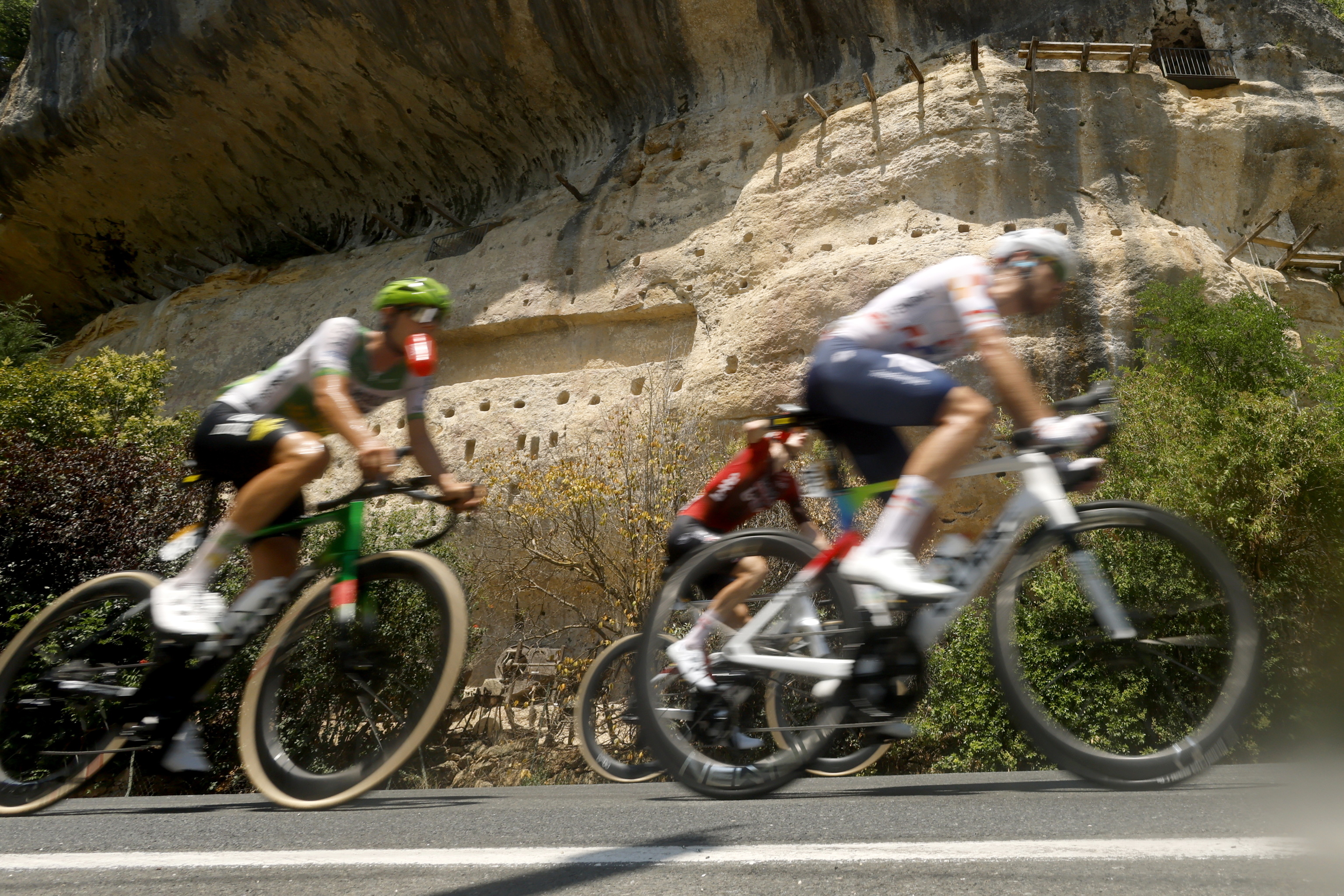 Los escapados, pasando por Roc de Cazelle.