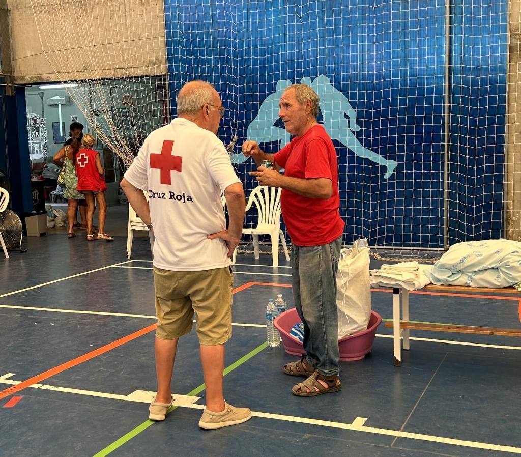 Sebastián, ayer, con un voluntario, en el pabellón de la Garrucha (Almería), donde fue trasladado.