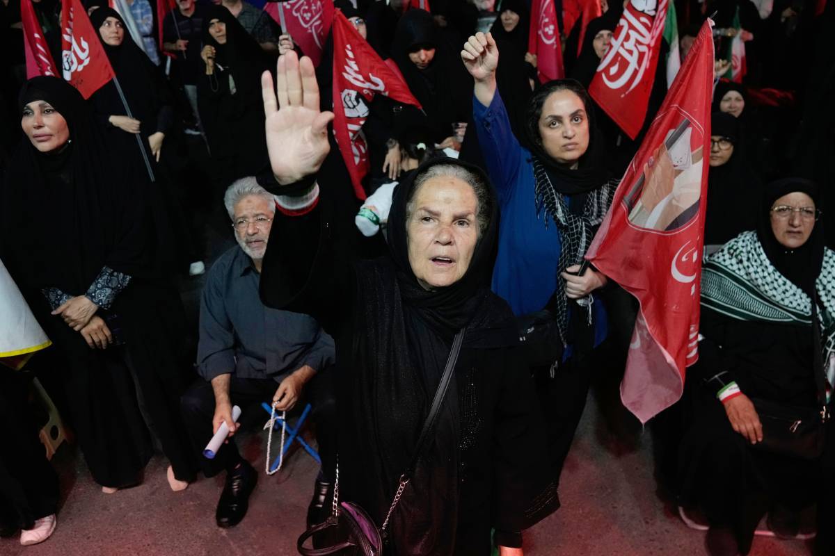 Manifestantes progubernamentales corean consignas durante una concentración celebrada en una plaza de Teherán