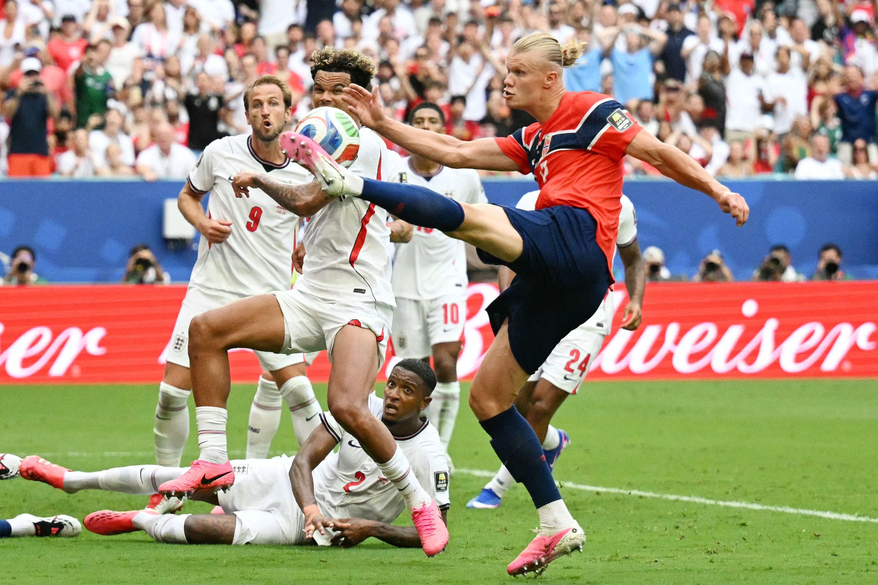 Haaland remata en el área inglesa, el viernes en Miami.