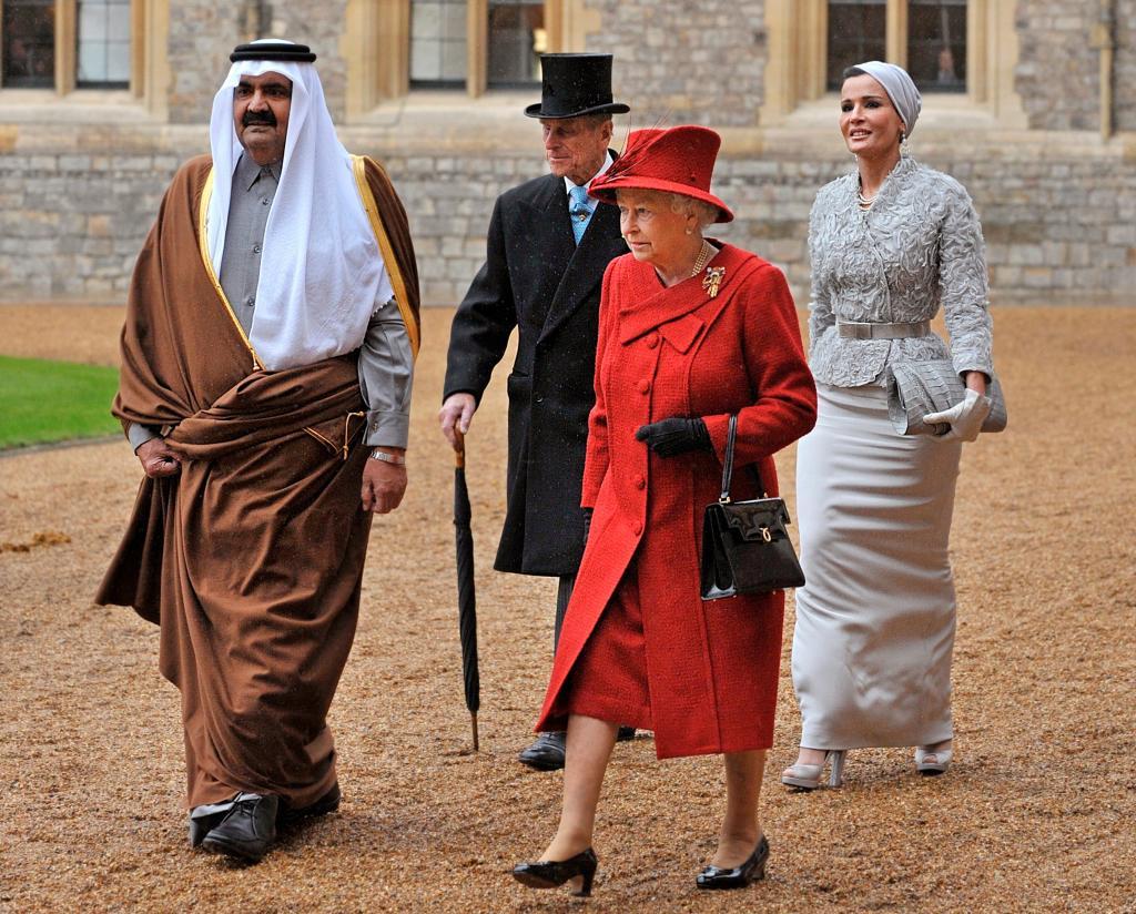 El emir Hamad junto a la reina Isabel II de Inglaterra, en 2010.