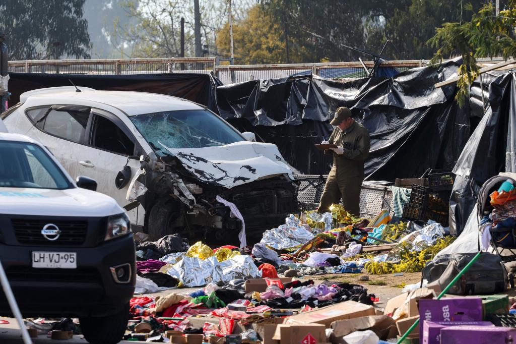 El coche, entre los restos del mercadillo que ha embestido