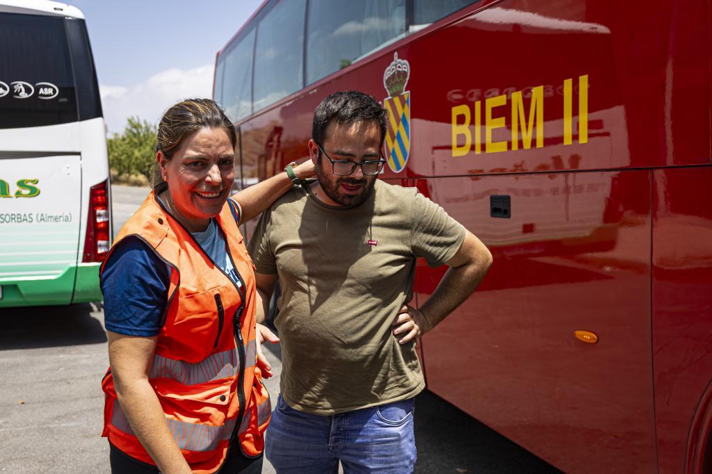 Vanessa Muñoz, teniente de alcalde de Lubrín, atendiendo a sus vecinos.
