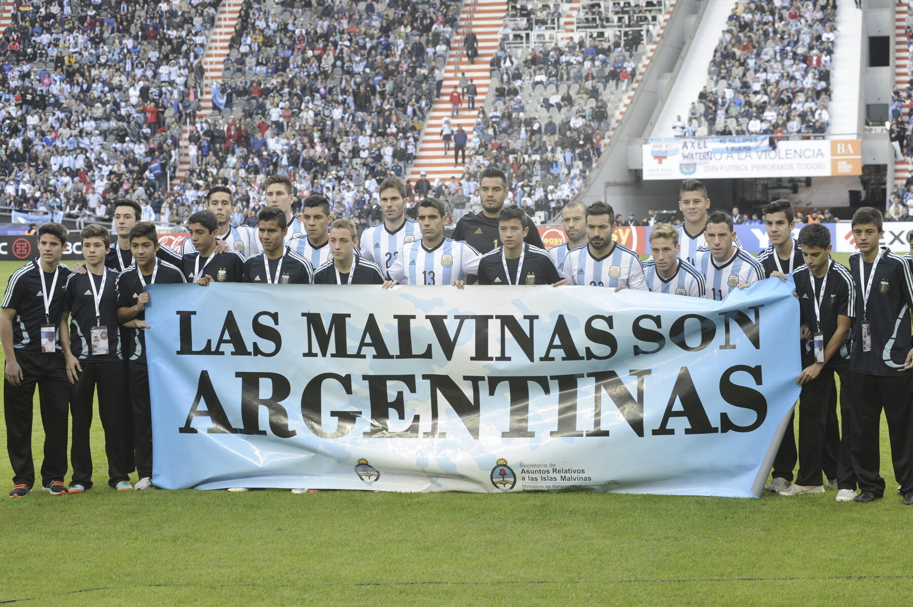 Los jugadores, tras la pancarta reivindicativa en un amistoso en 2014.