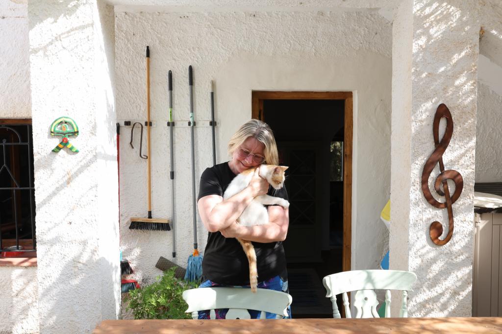Emma, vecina de Jane, con su gato.