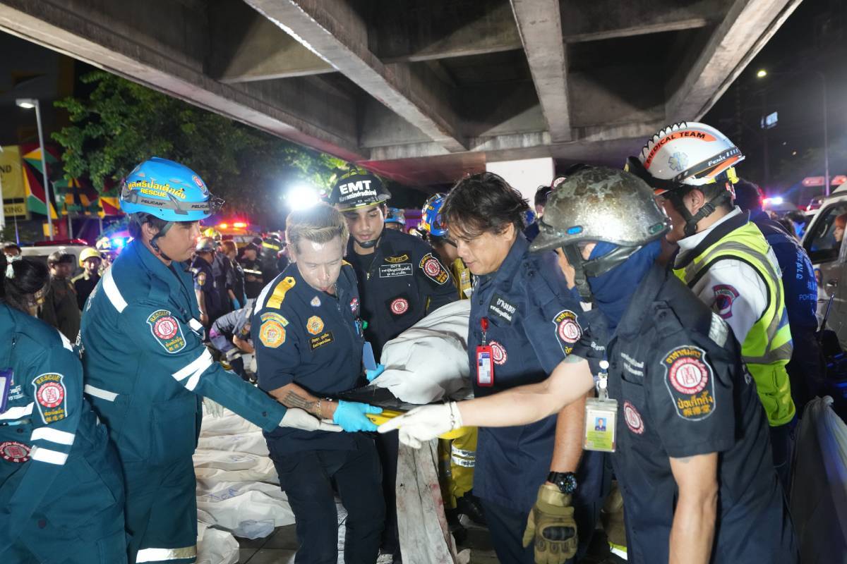 Labores de evacuación de los servicios de emergencias tras el incendio en un pub de Bangkok