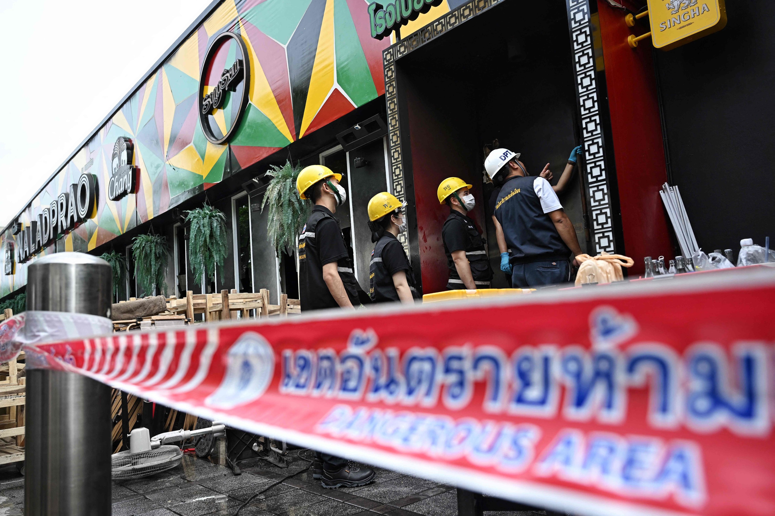 Los investigadores trabajan en el pub incendiado en Bangkok.