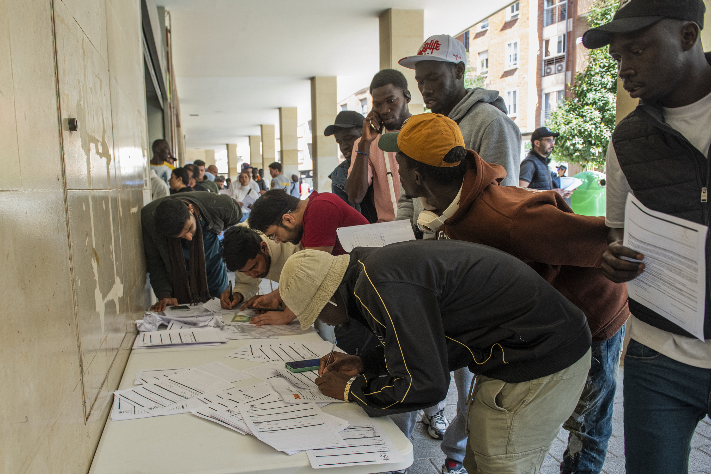 Migrantes presentando papeles de regularización en Albacete.