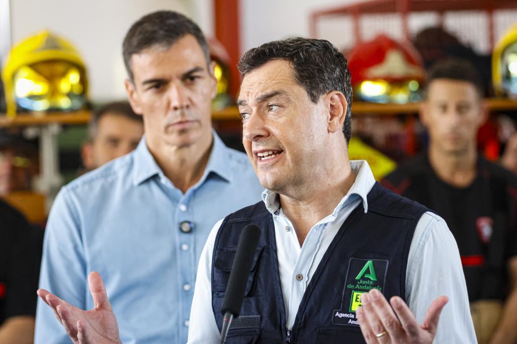 Juanma Moreno habla junto a Pedro Sánchez desde el Puesto Avanzado de Turre (Almería).