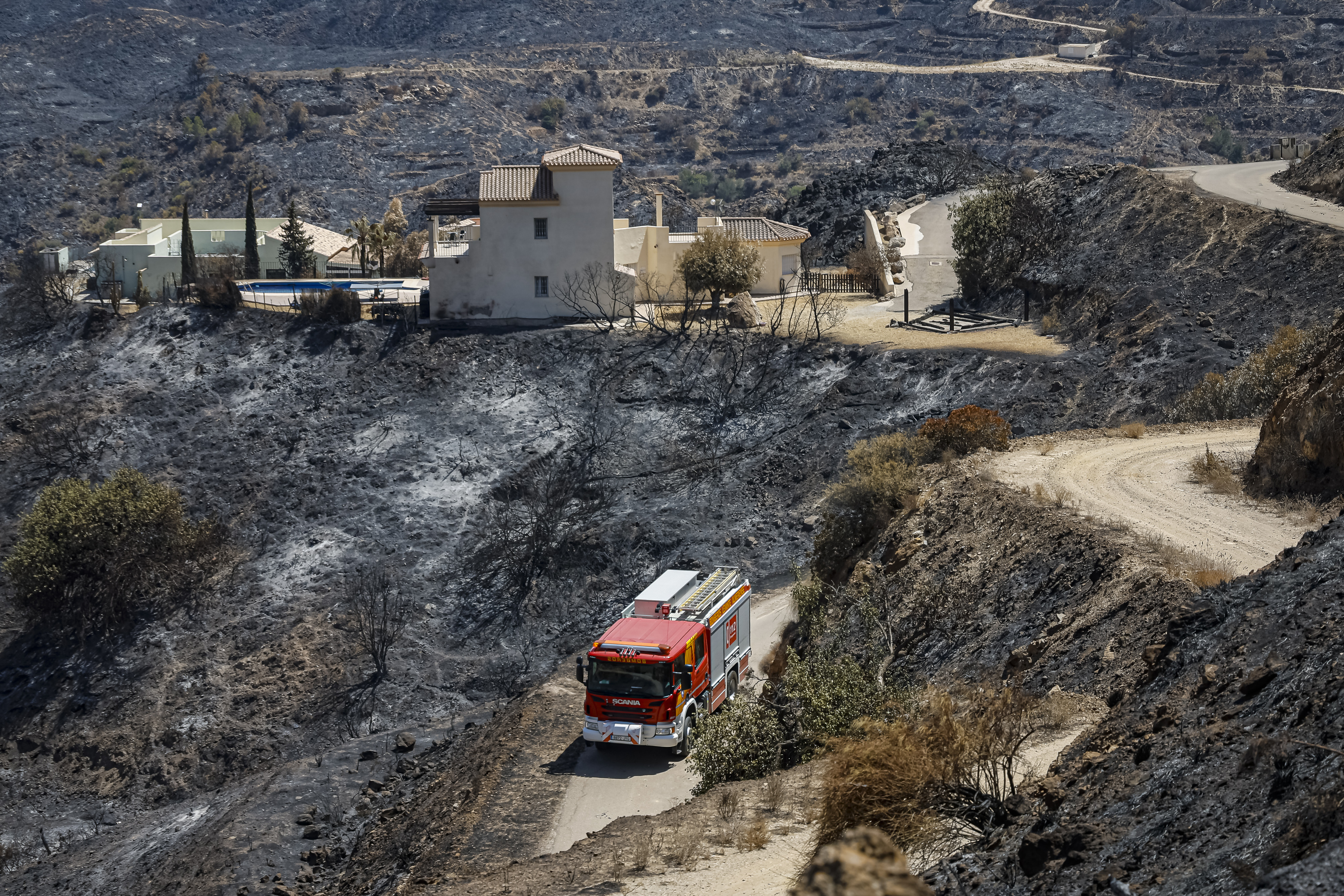 Un camión de bomberos, en la zona afectada por el incendio de Los Gallardos.