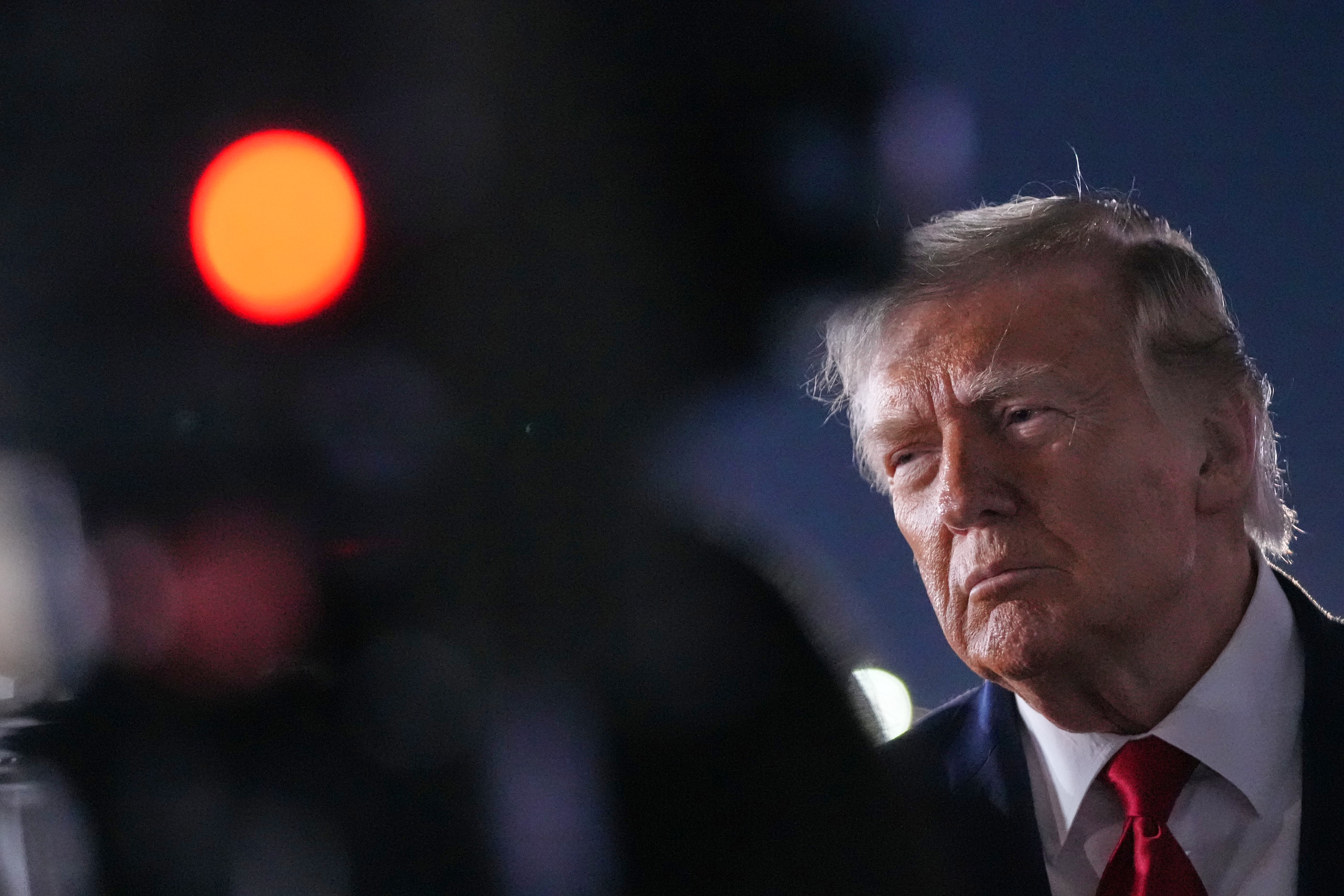 El presidente estadounidense Donald Trump habla con reporteros antes de subir al Air Force One .