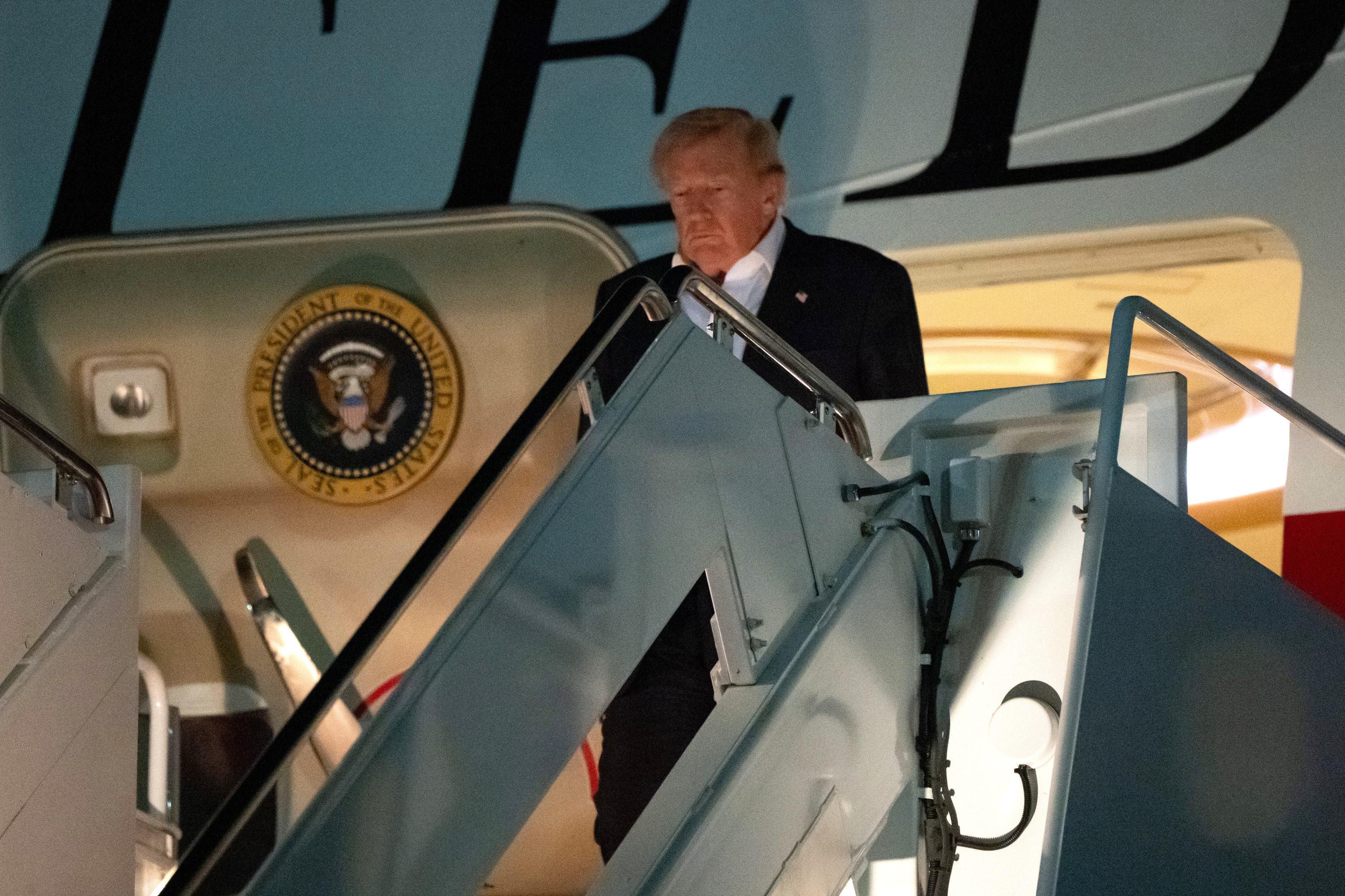El presidente de Estados Unidos, Donald Trump, llega al Air Force One.