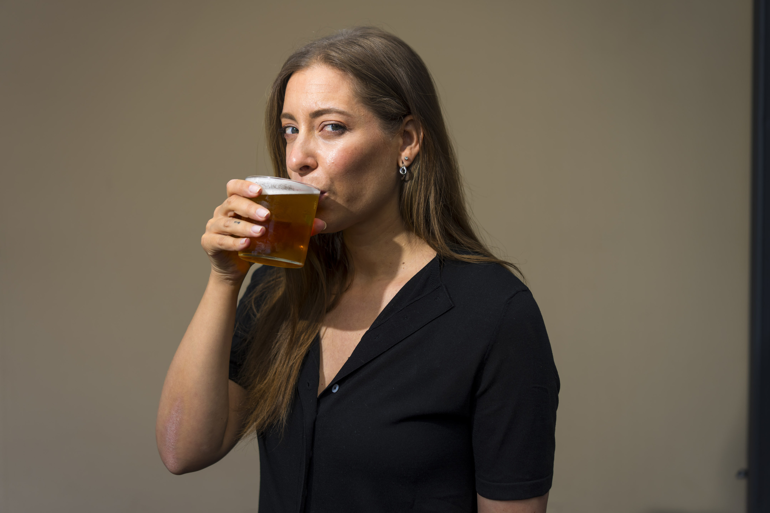 La portavoz del PP bebe una cerveza en el Congreso.